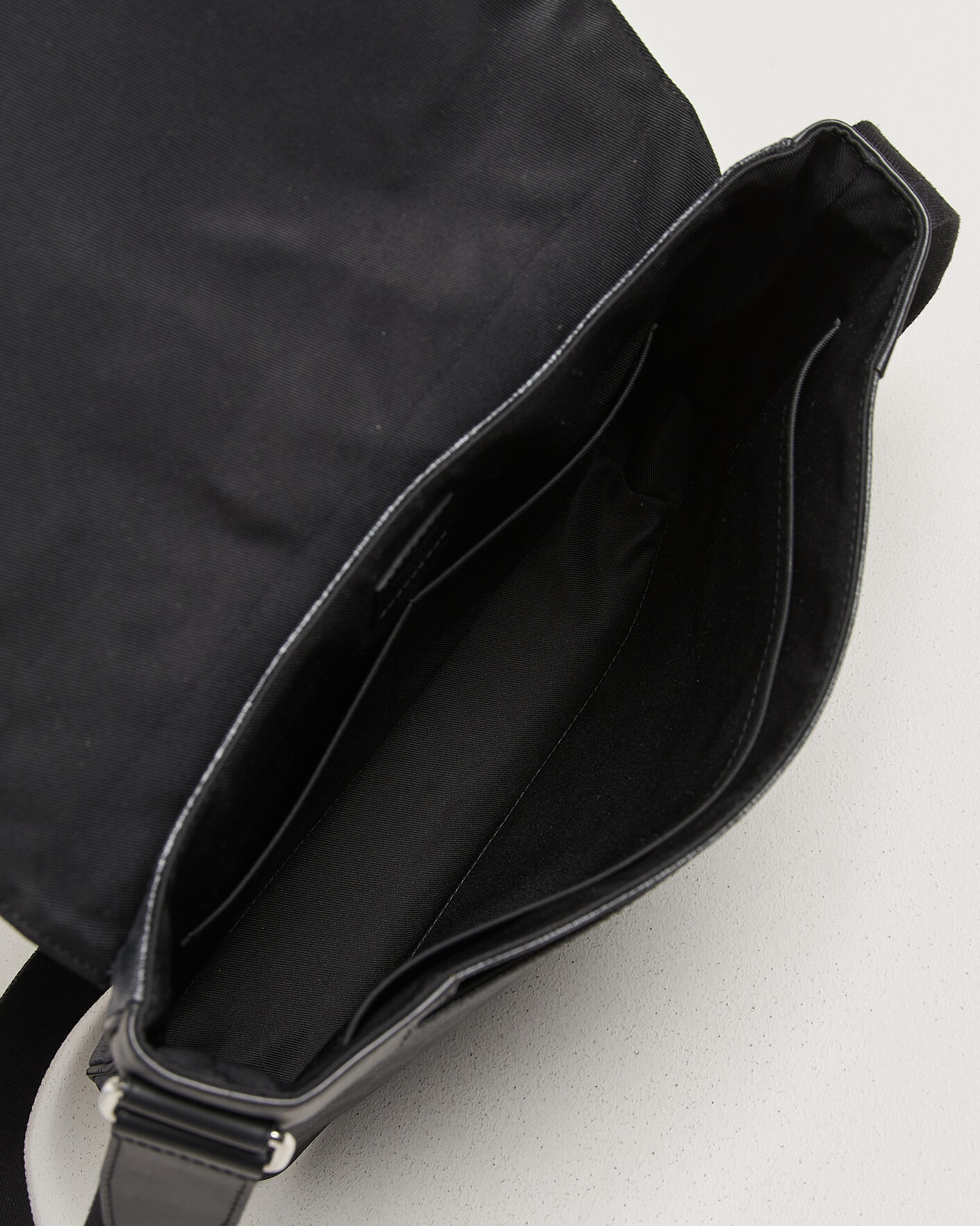 Uomini | Pre-Owned & Vintage Bags | Louis Vuitton Pre-Owned | Louis Vuitton District Messenger Bag MM Damier Graphite