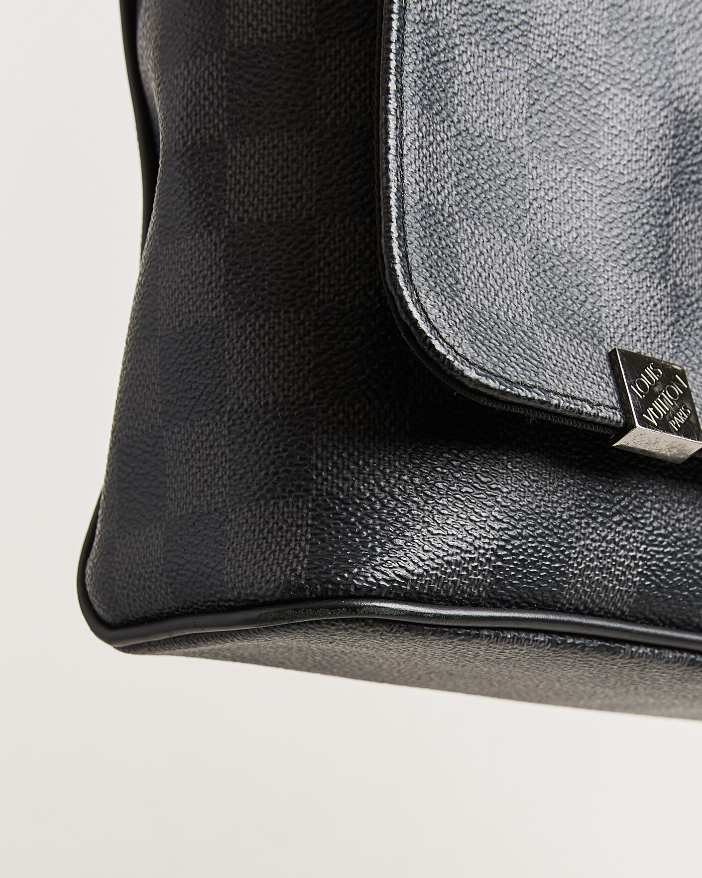 Uomini | Pre-Owned & Vintage Bags | Louis Vuitton Pre-Owned | Louis Vuitton District Messenger Bag MM Damier Graphite