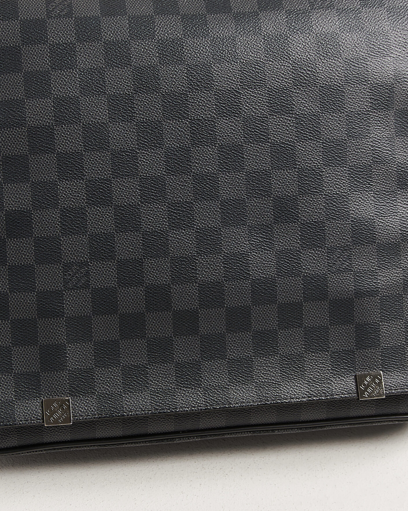 Uomini | Pre-Owned & Vintage Bags | Louis Vuitton Pre-Owned | Louis Vuitton District Messenger Bag MM Damier Graphite