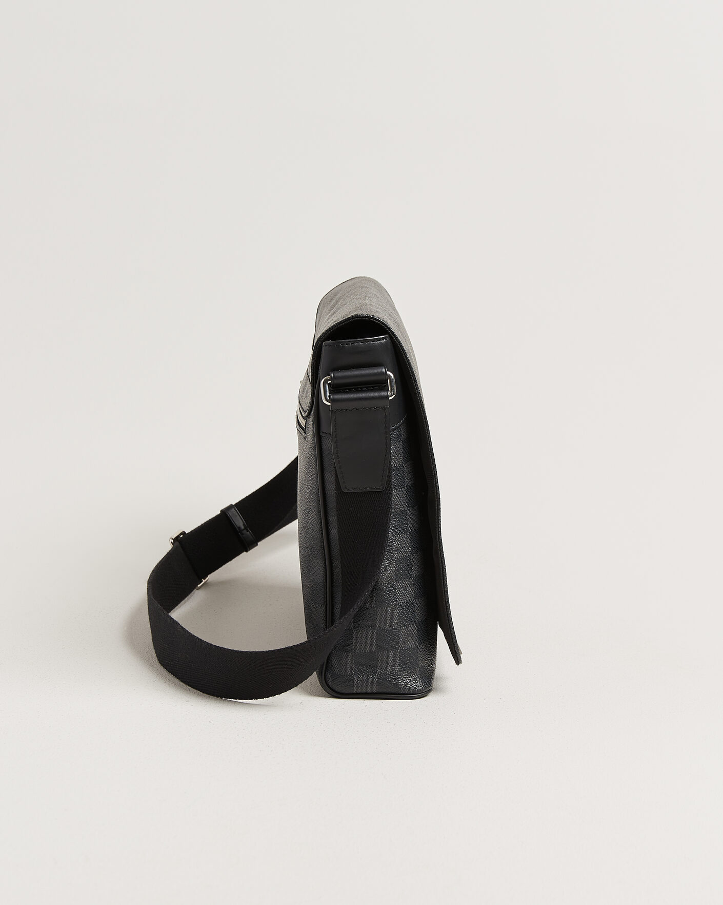Uomini | Pre-Owned & Vintage Bags | Louis Vuitton Pre-Owned | Louis Vuitton District Messenger Bag MM Damier Graphite