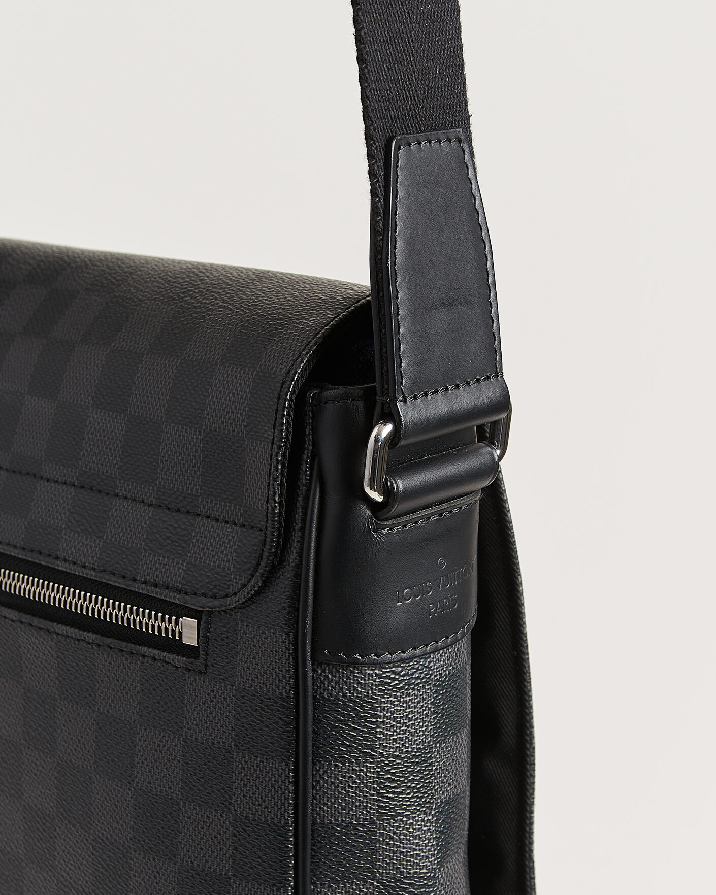 Uomini | Pre-Owned & Vintage Bags | Louis Vuitton Pre-Owned | Louis Vuitton District Messenger Bag MM Damier Graphite