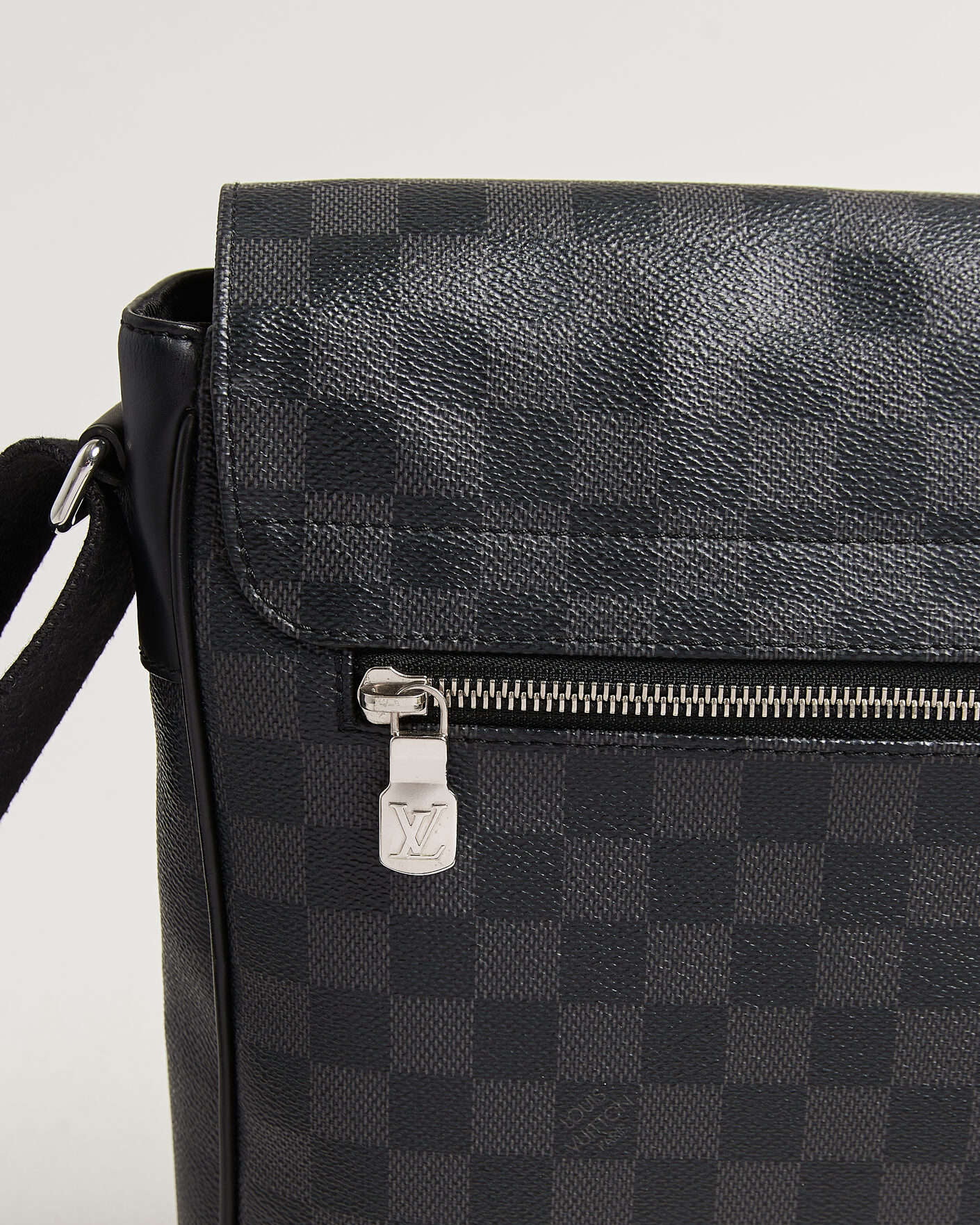 Uomini | Pre-Owned & Vintage Bags | Louis Vuitton Pre-Owned | Louis Vuitton District Messenger Bag MM Damier Graphite