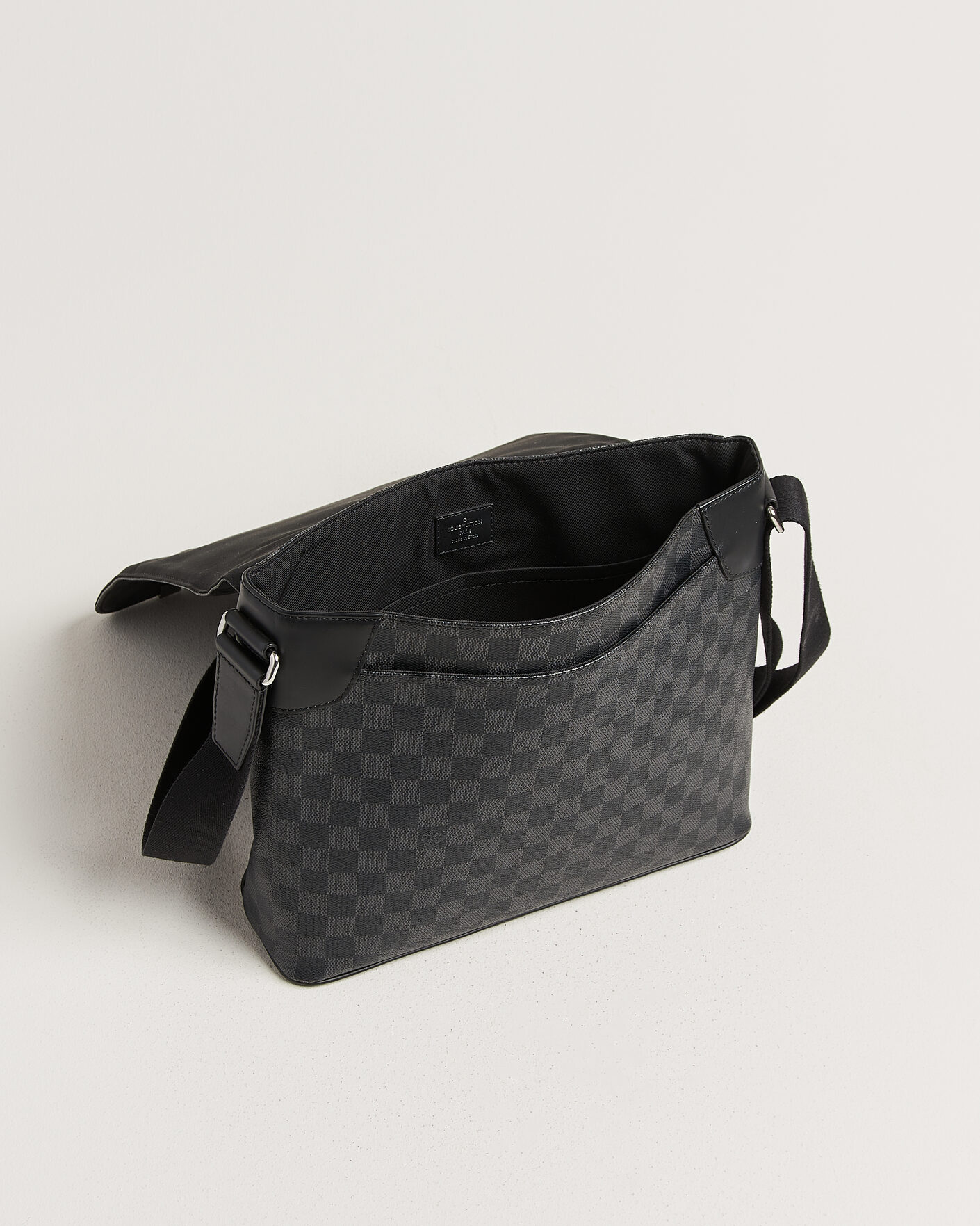 Uomini | Pre-Owned & Vintage Bags | Louis Vuitton Pre-Owned | Louis Vuitton District Messenger Bag MM Damier Graphite