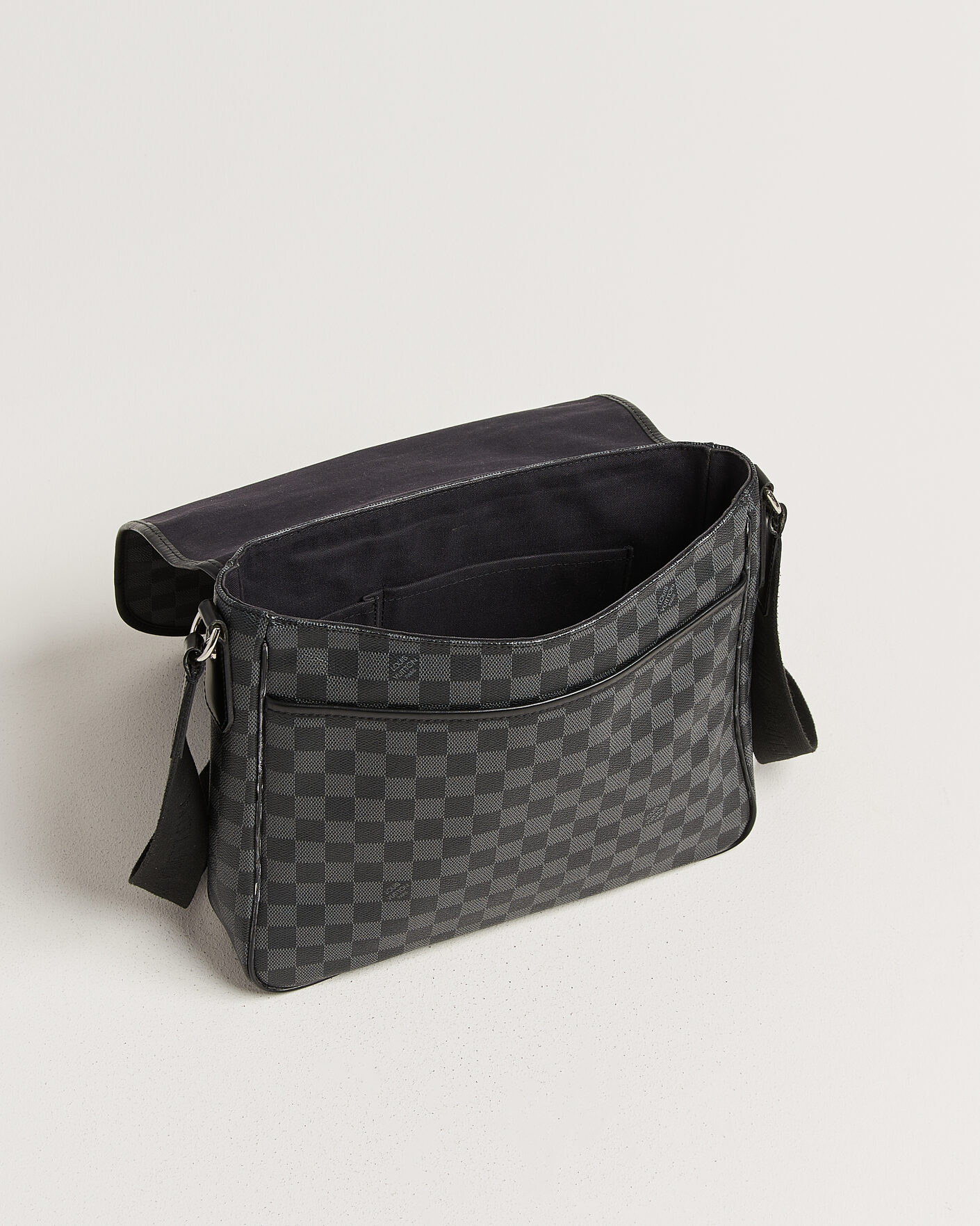 Uomini | Pre-Owned & Vintage Bags | Louis Vuitton Pre-Owned | Daniel Shoulder Bag MM Damier Graphite