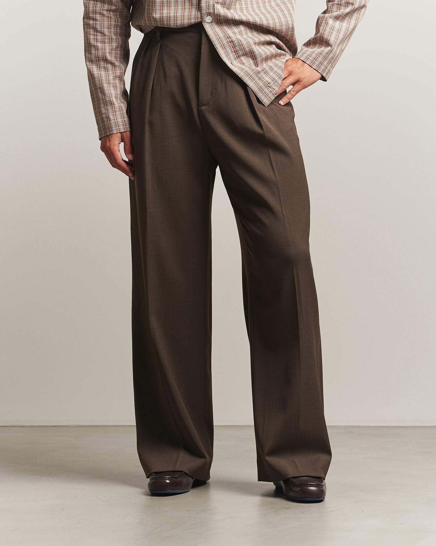 Uomini | Pantaloni | Filippa K | Milo Wide Wool Trousers Walnut Brown