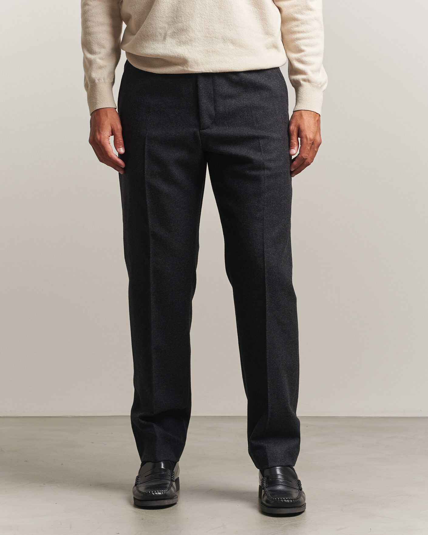Uomini | Pantaloni | Filippa K | Theo Relaxed Flannel Trousers Anthracite Melange