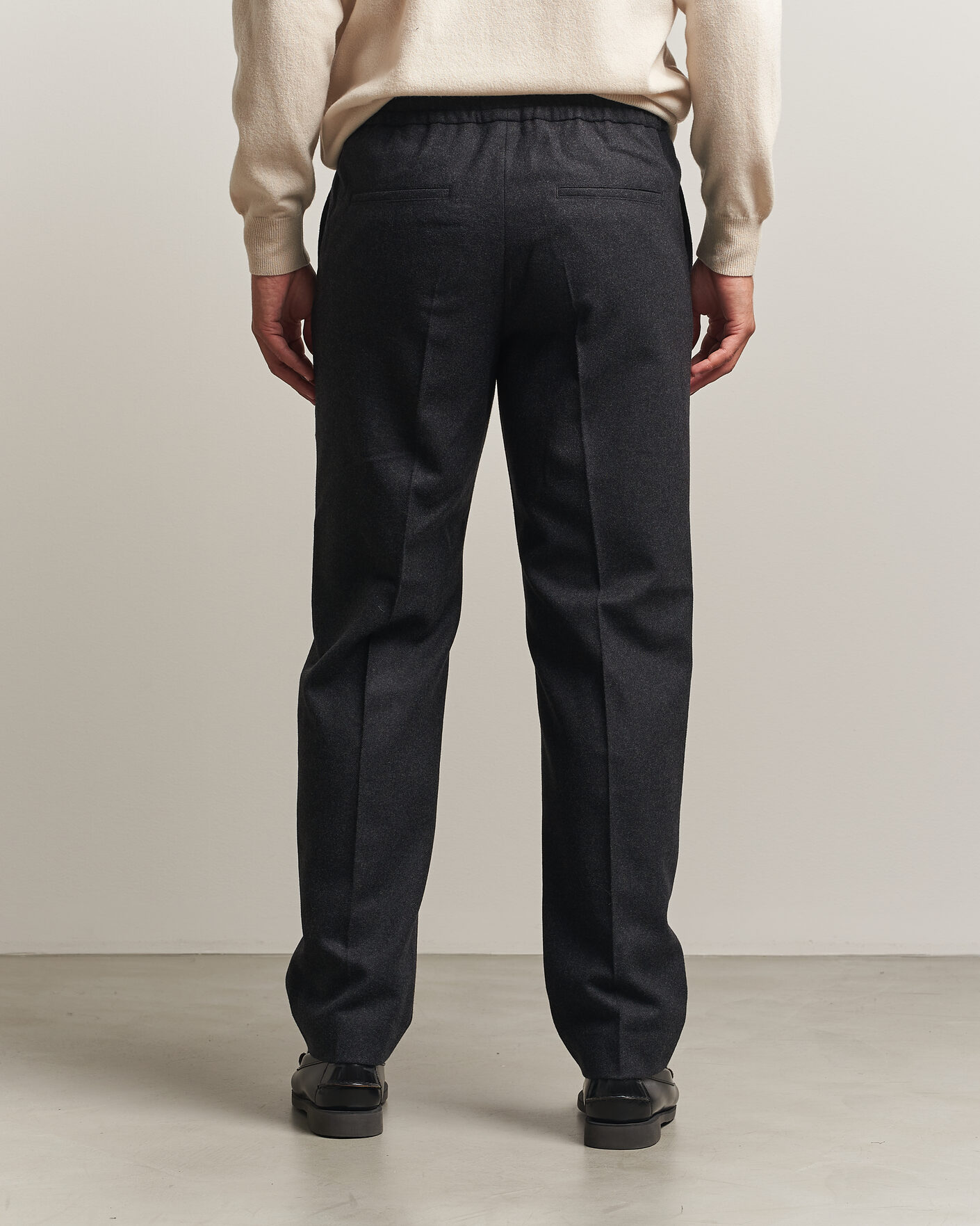 Uomini | Pantaloni | Filippa K | Theo Relaxed Flannel Trousers Anthracite Melange