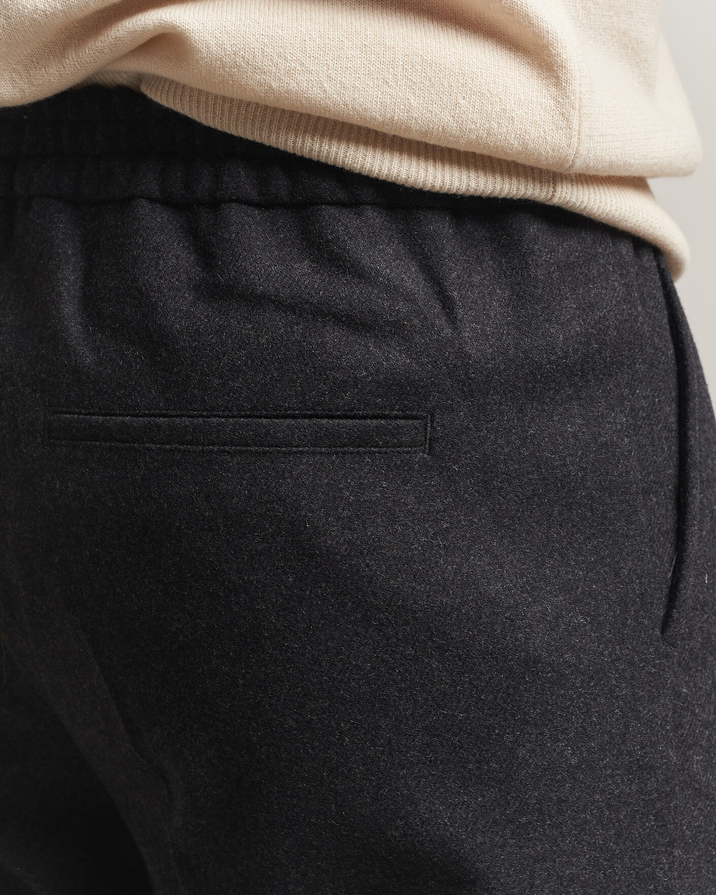 Uomini | Pantaloni | Filippa K | Theo Relaxed Flannel Trousers Anthracite Melange