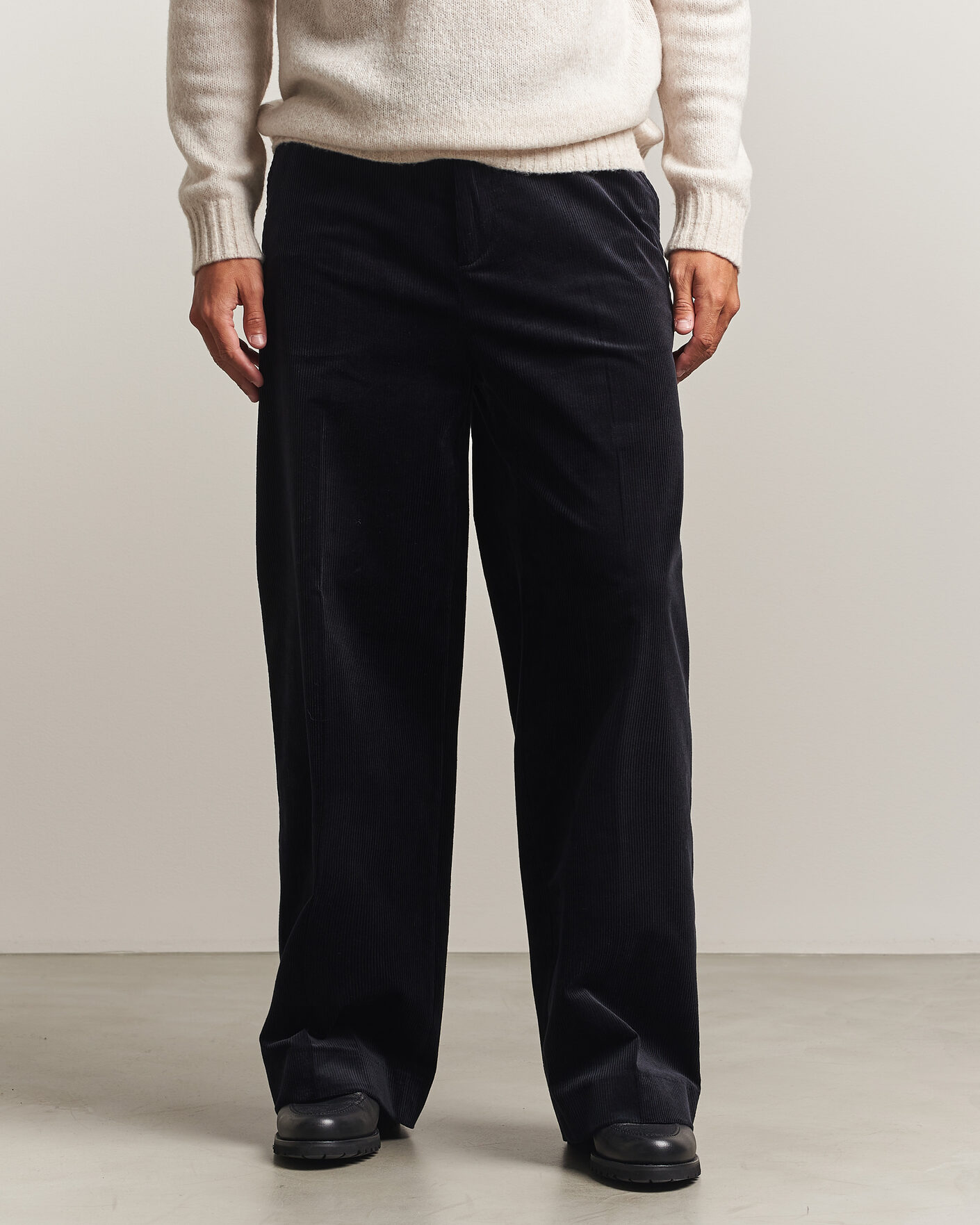 Uomini | Pantaloni | Filippa K | Hector Corduroy Trousers Dark Navy