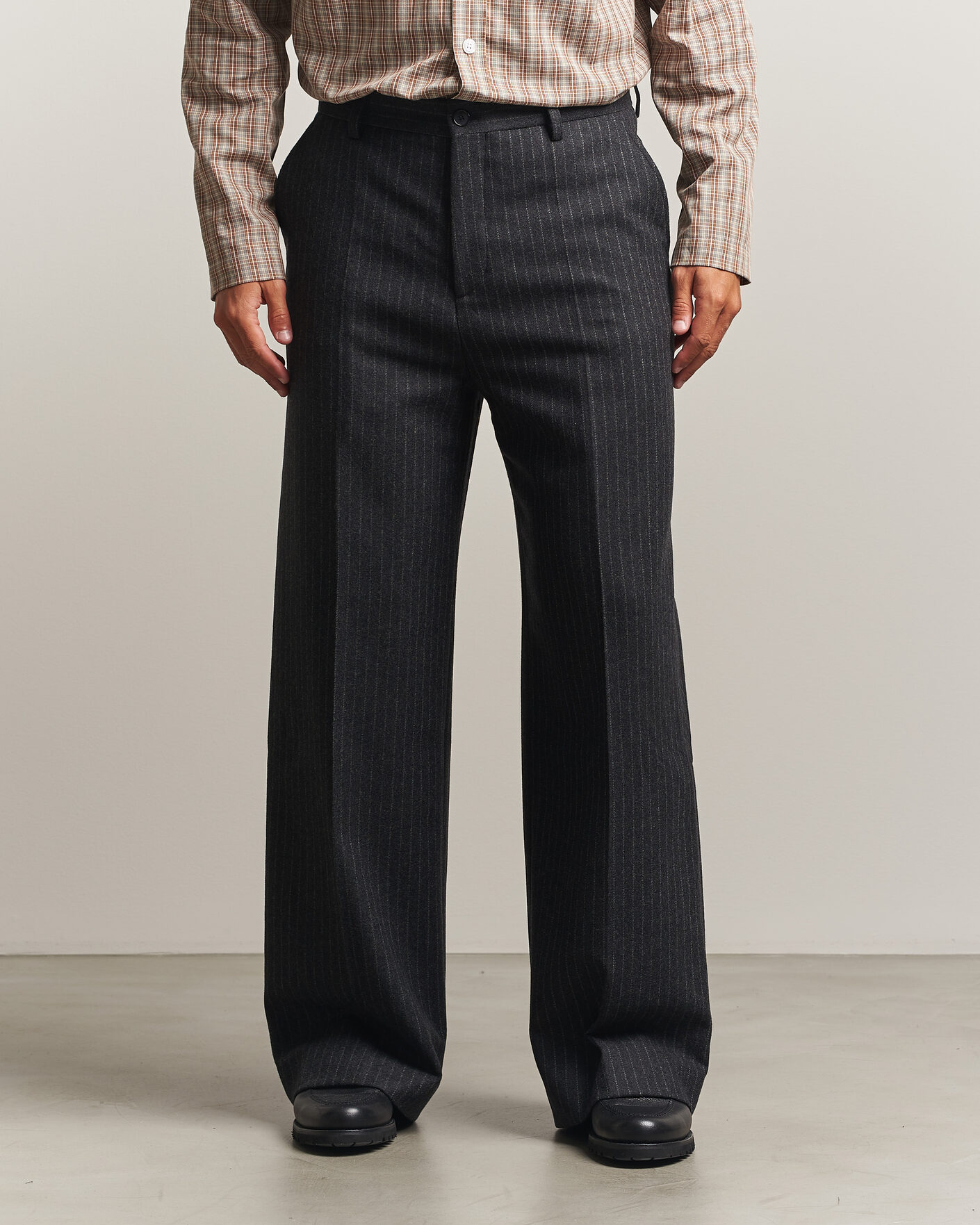 Uomini | Pantaloni | Filippa K | Hector Wool Flannel Pinstriped Trousers Anthracite