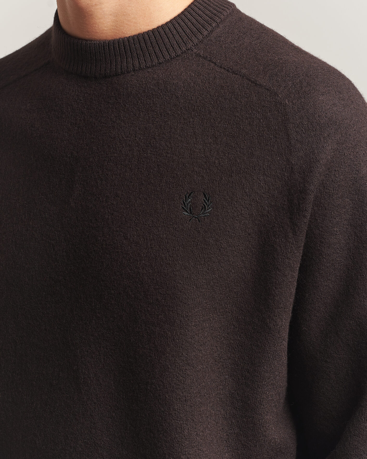 Uomini | Maglieria | Fred Perry | Wool Saddle Sleeve Crew Neck Rich Brown