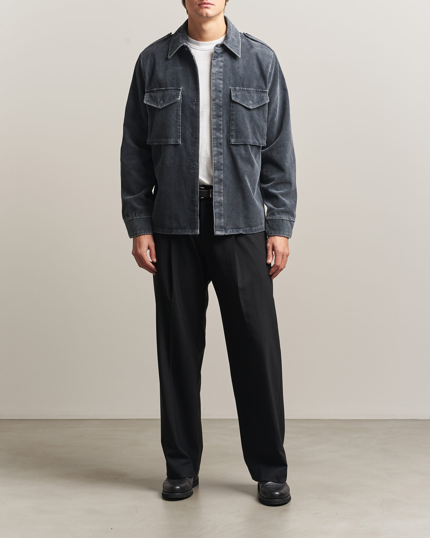 Uomini | Camicie | Aspesi | Double Pocket Corduroy Overshirt Washed Black
