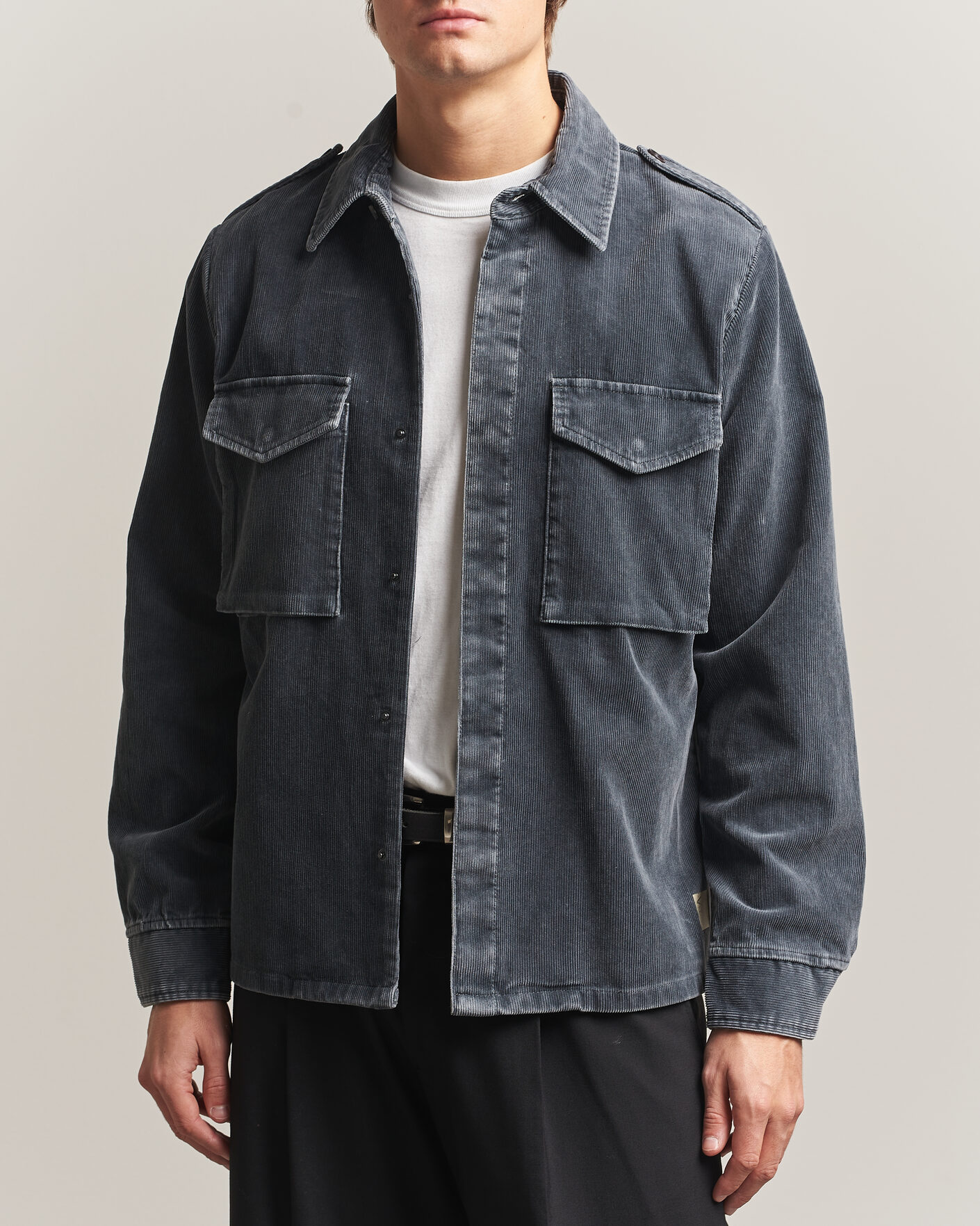 Uomini | Camicie | Aspesi | Double Pocket Corduroy Overshirt Washed Black