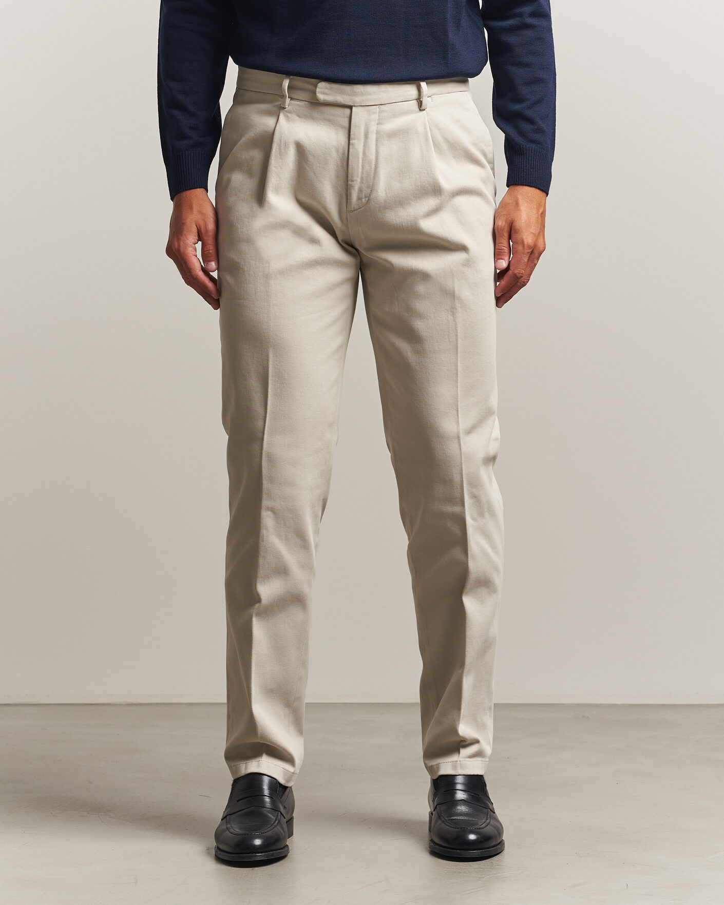 Uomini | Pantaloni | Boglioli | Pleated Cotton Twill Chinos Light Beige