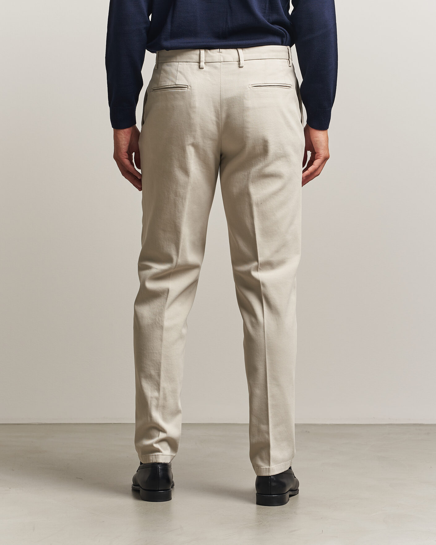 Uomini | Pantaloni | Boglioli | Pleated Cotton Twill Chinos Light Beige