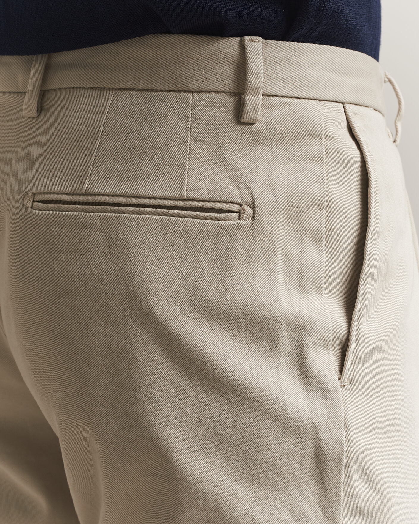 Uomini | Pantaloni | Boglioli | Pleated Cotton Twill Chinos Light Beige