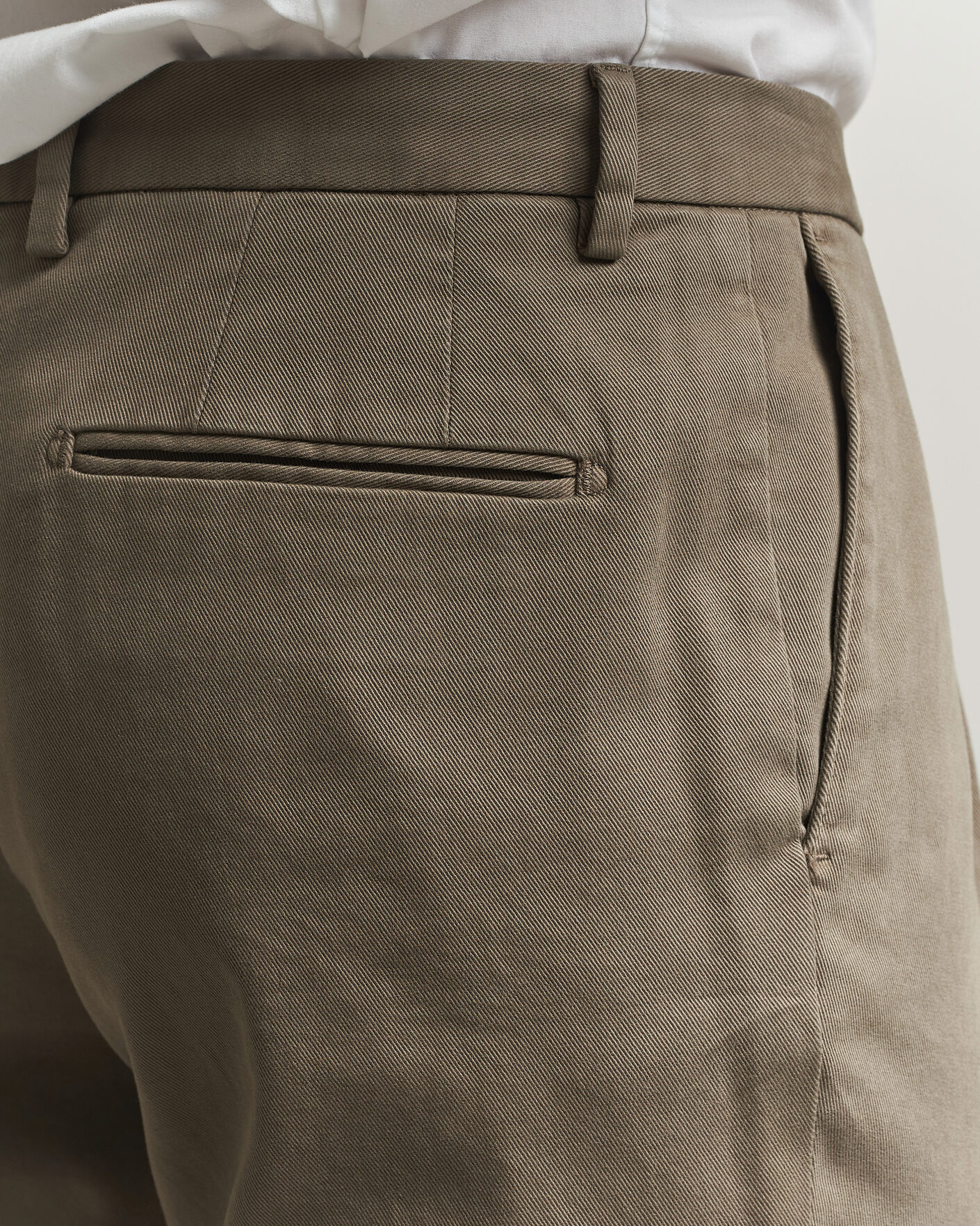 Uomini | Pantaloni | Boglioli | Pleated Cotton Twill Chinos Olive