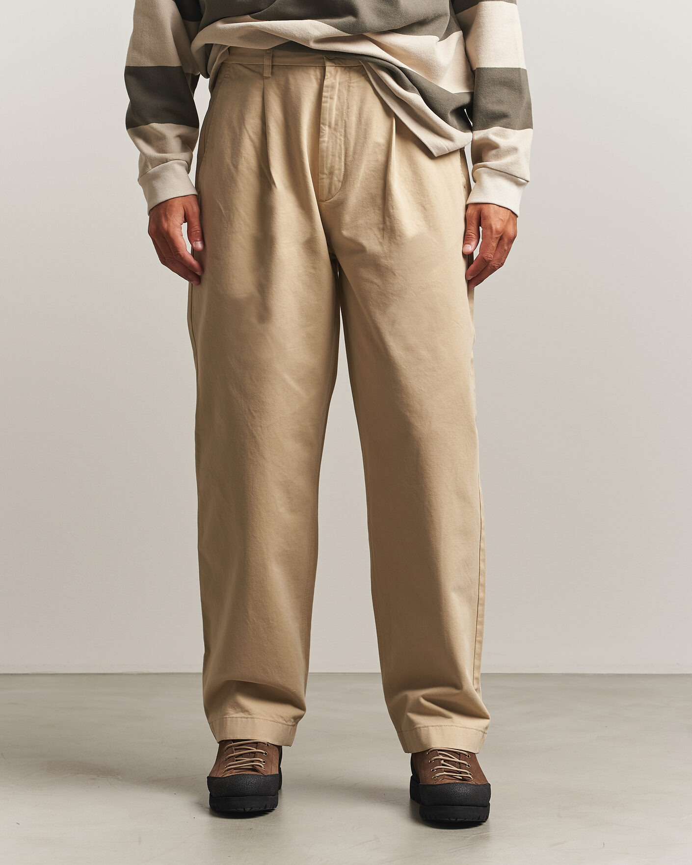 Uomini | Pantaloni | Forét | Writer Relaxed Fit Pleated Pants Uniform Khaki
