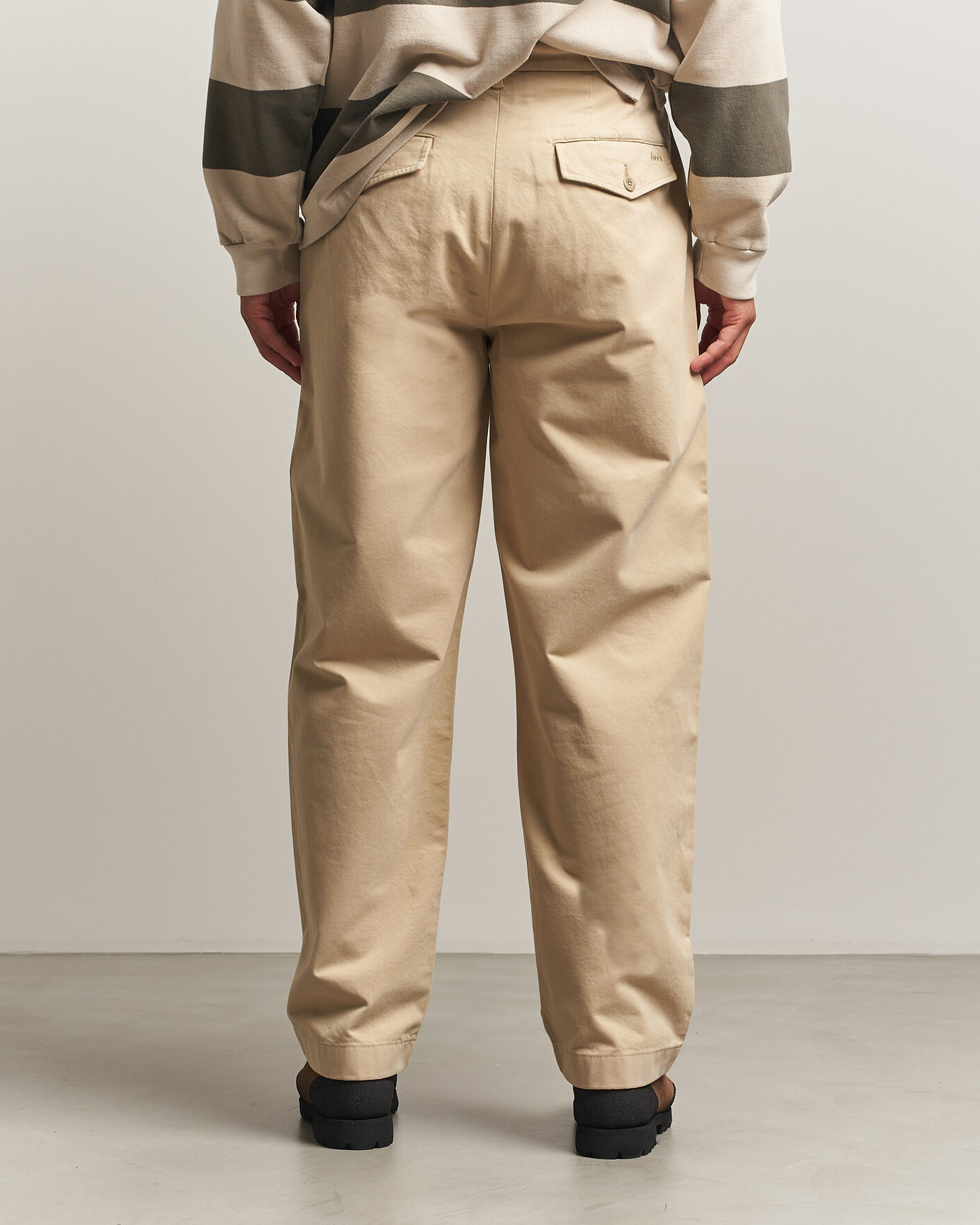 Uomini | Pantaloni | Forét | Writer Relaxed Fit Pleated Pants Uniform Khaki