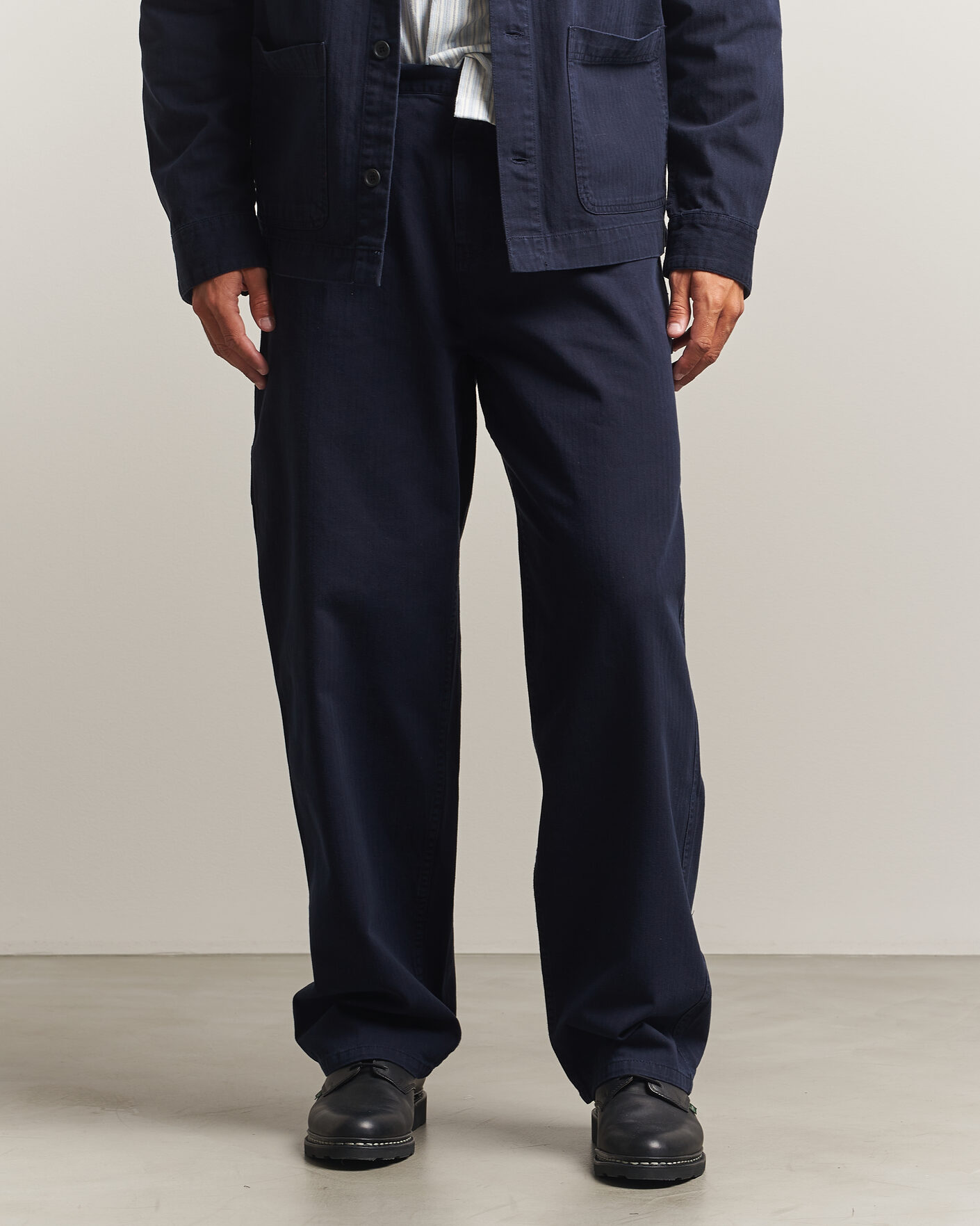 Uomini | Pantaloni | LES DEUX | Roi Carpenter Herringbone Pants Dark Navy