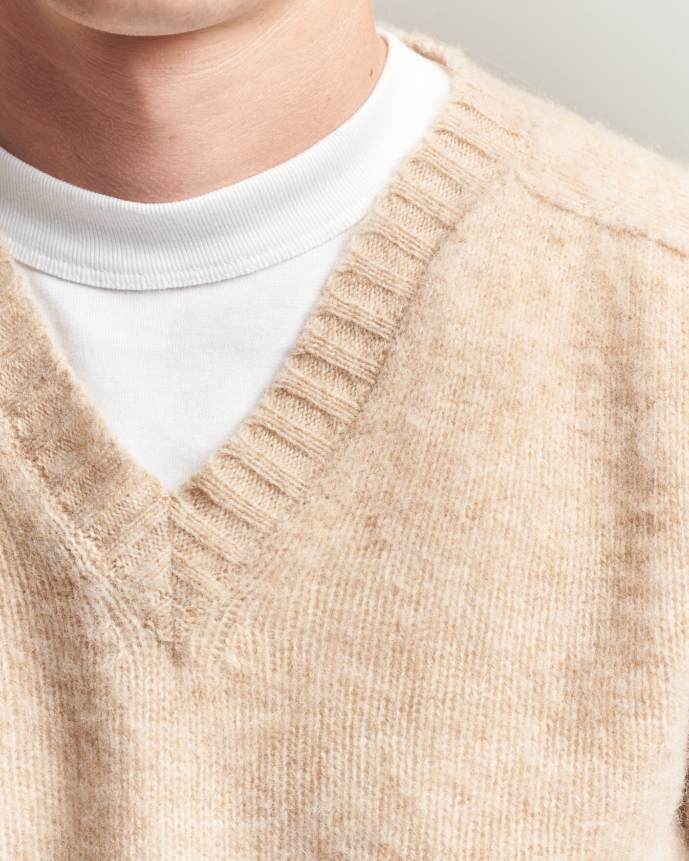 Uomini | Maglieria | Harley Of Scotland for Care of Carl | Brushed Supersoft Lambswool V-Neck Beige