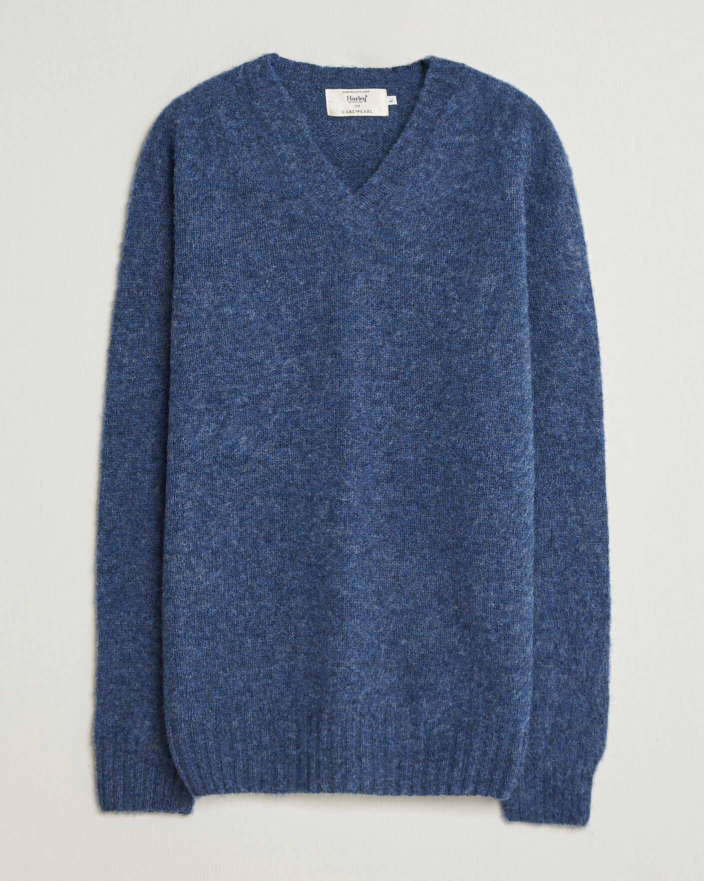 Uomini | Maglieria | Harley Of Scotland for Care of Carl | Brushed Supersoft Lambswool V-Neck Denim Blue