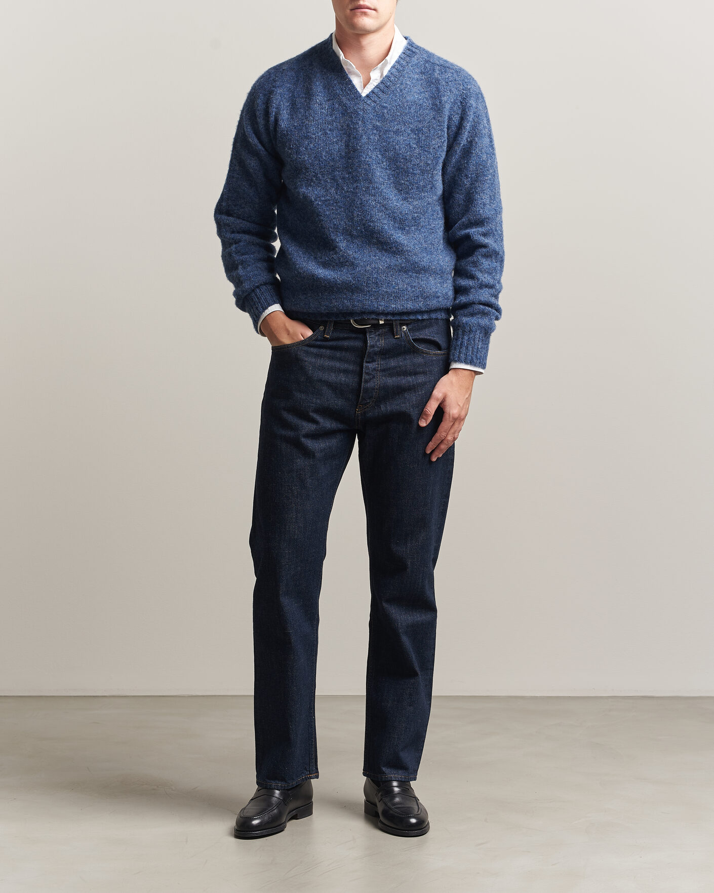 Uomini | Maglieria | Harley Of Scotland for Care of Carl | Brushed Supersoft Lambswool V-Neck Denim Blue