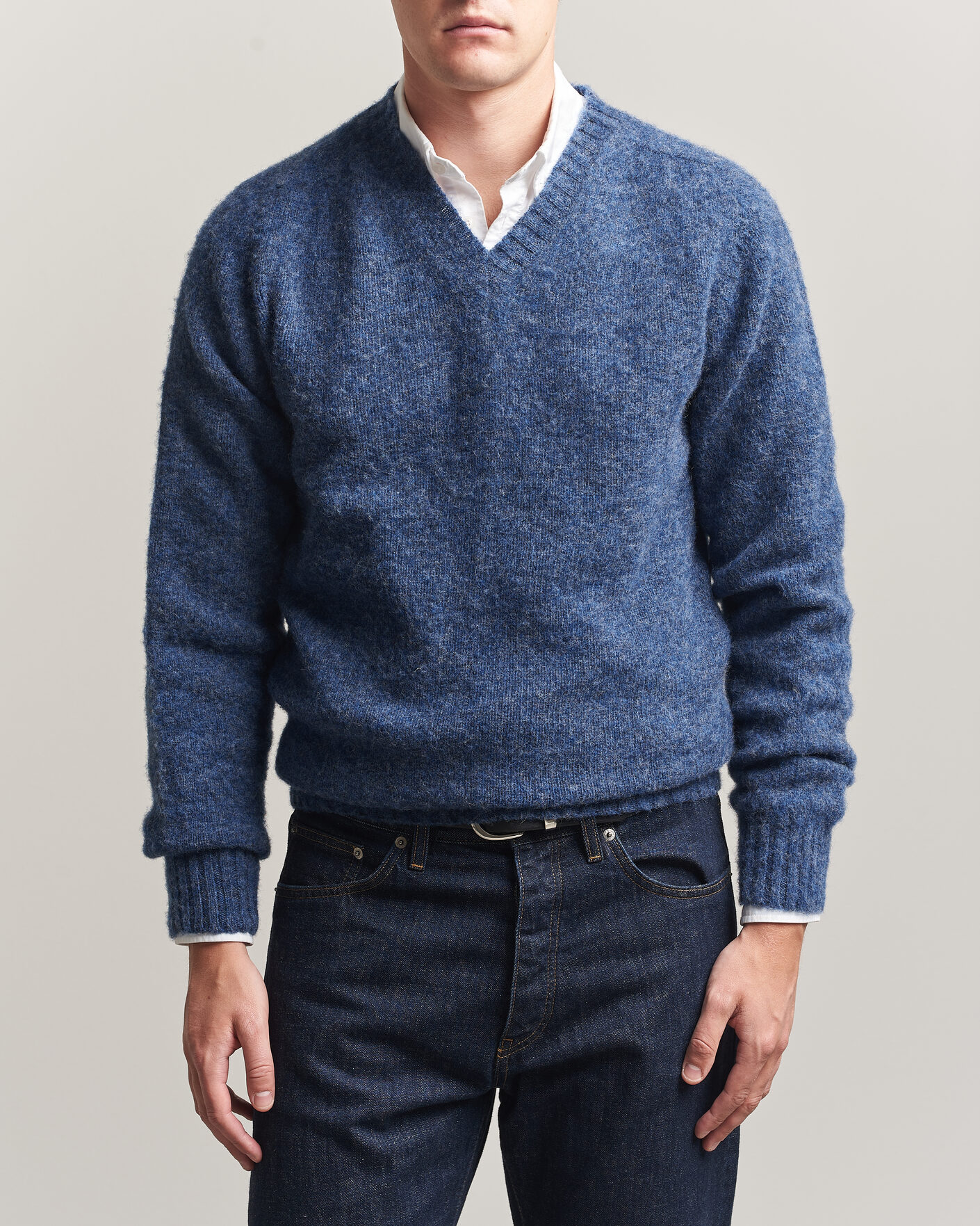 Uomini | Maglieria | Harley Of Scotland for Care of Carl | Brushed Supersoft Lambswool V-Neck Denim Blue