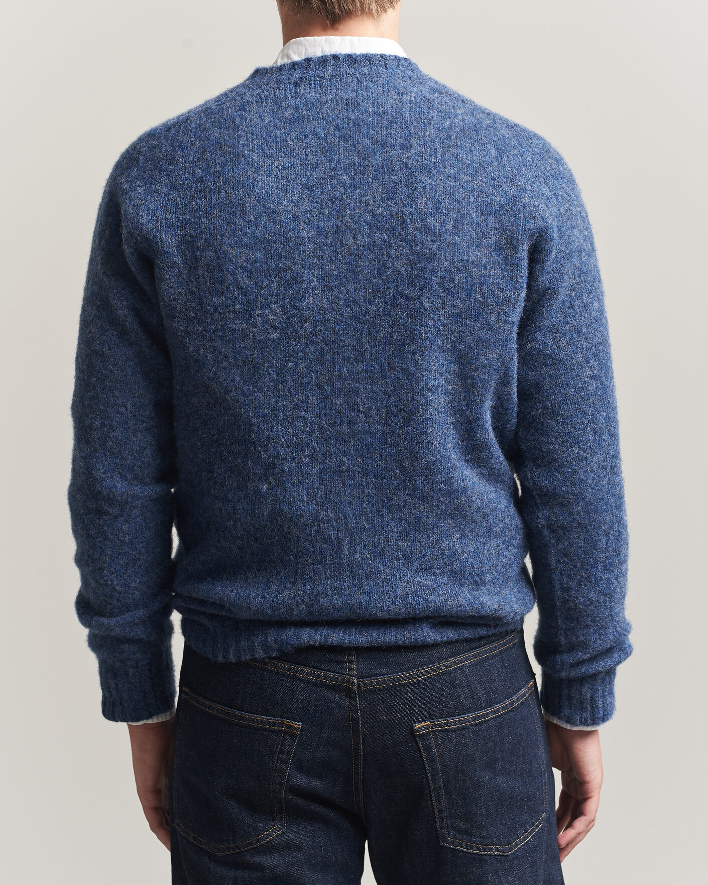 Uomini | Maglieria | Harley Of Scotland for Care of Carl | Brushed Supersoft Lambswool V-Neck Denim Blue