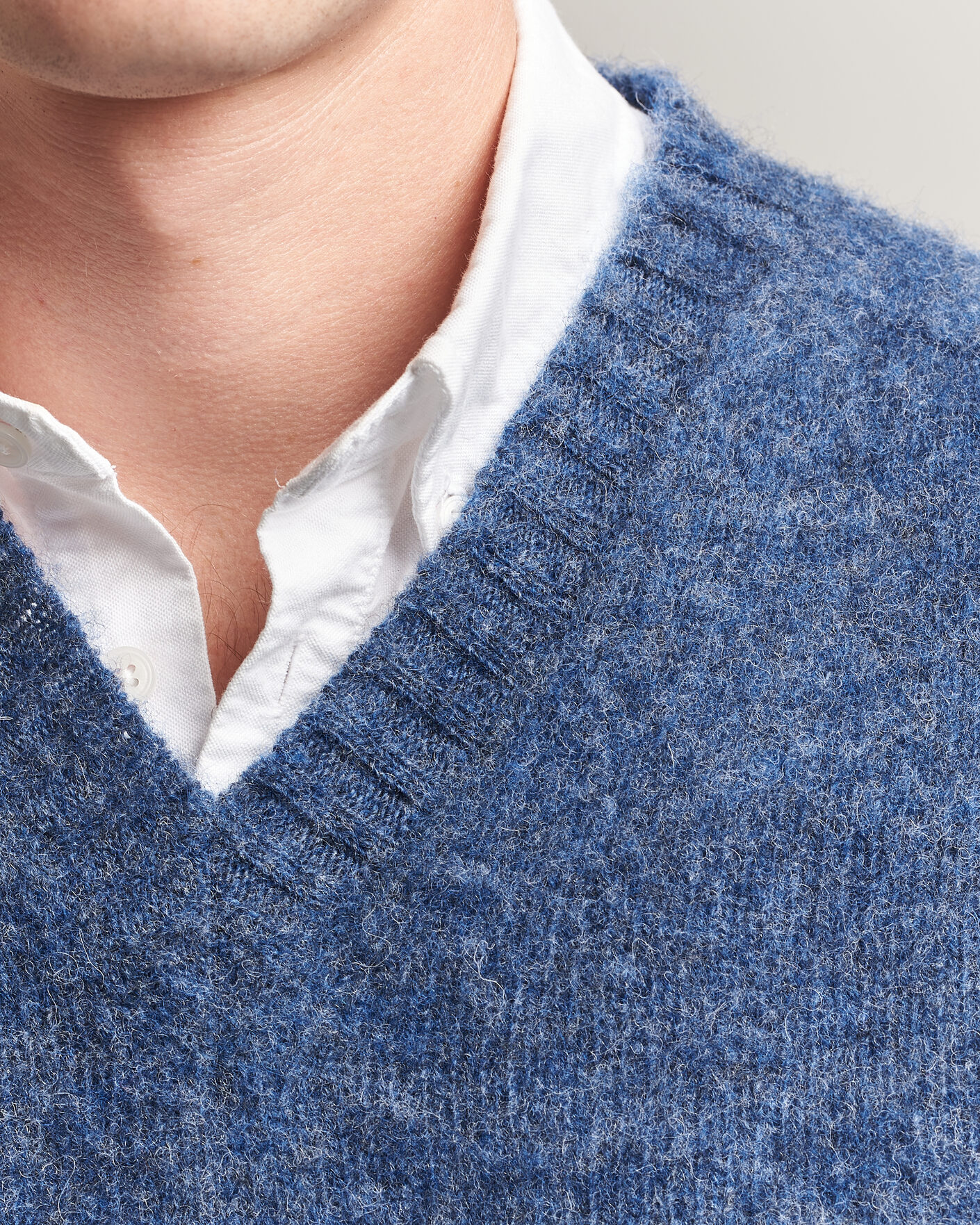Uomini | Maglieria | Harley Of Scotland for Care of Carl | Brushed Supersoft Lambswool V-Neck Denim Blue