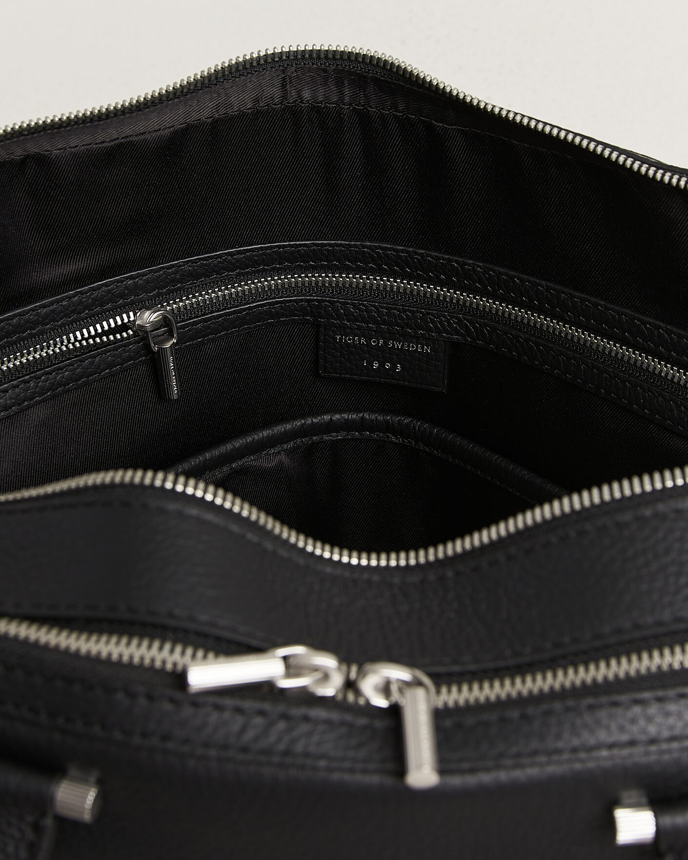 Uomini | Borse | Tiger of Sweden | Valise Grained Leather Double Zip Briefcase Black