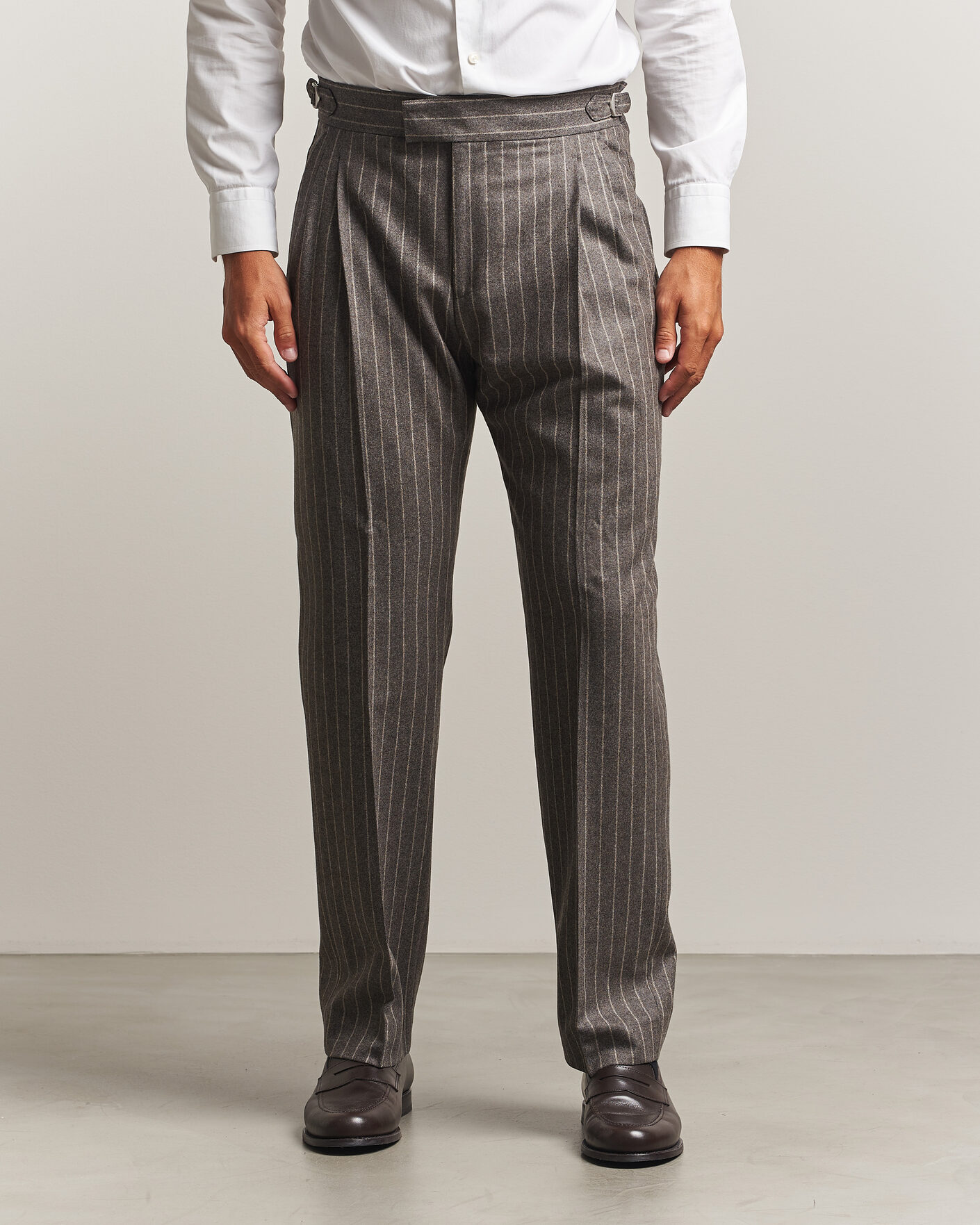 Uomini | Pantaloni | Tiger of Sweden | Theo Wool Pleated Pinstriped Trousers Grey Brown