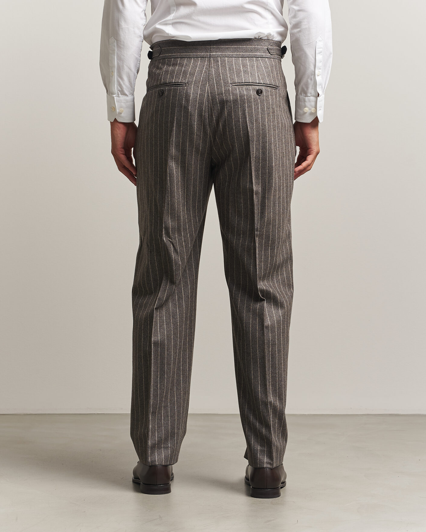 Uomini | Pantaloni | Tiger of Sweden | Theo Wool Pleated Pinstriped Trousers Grey Brown
