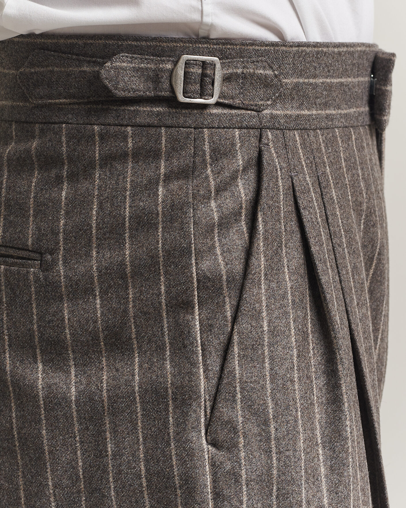 Uomini | Pantaloni | Tiger of Sweden | Theo Wool Pleated Pinstriped Trousers Grey Brown