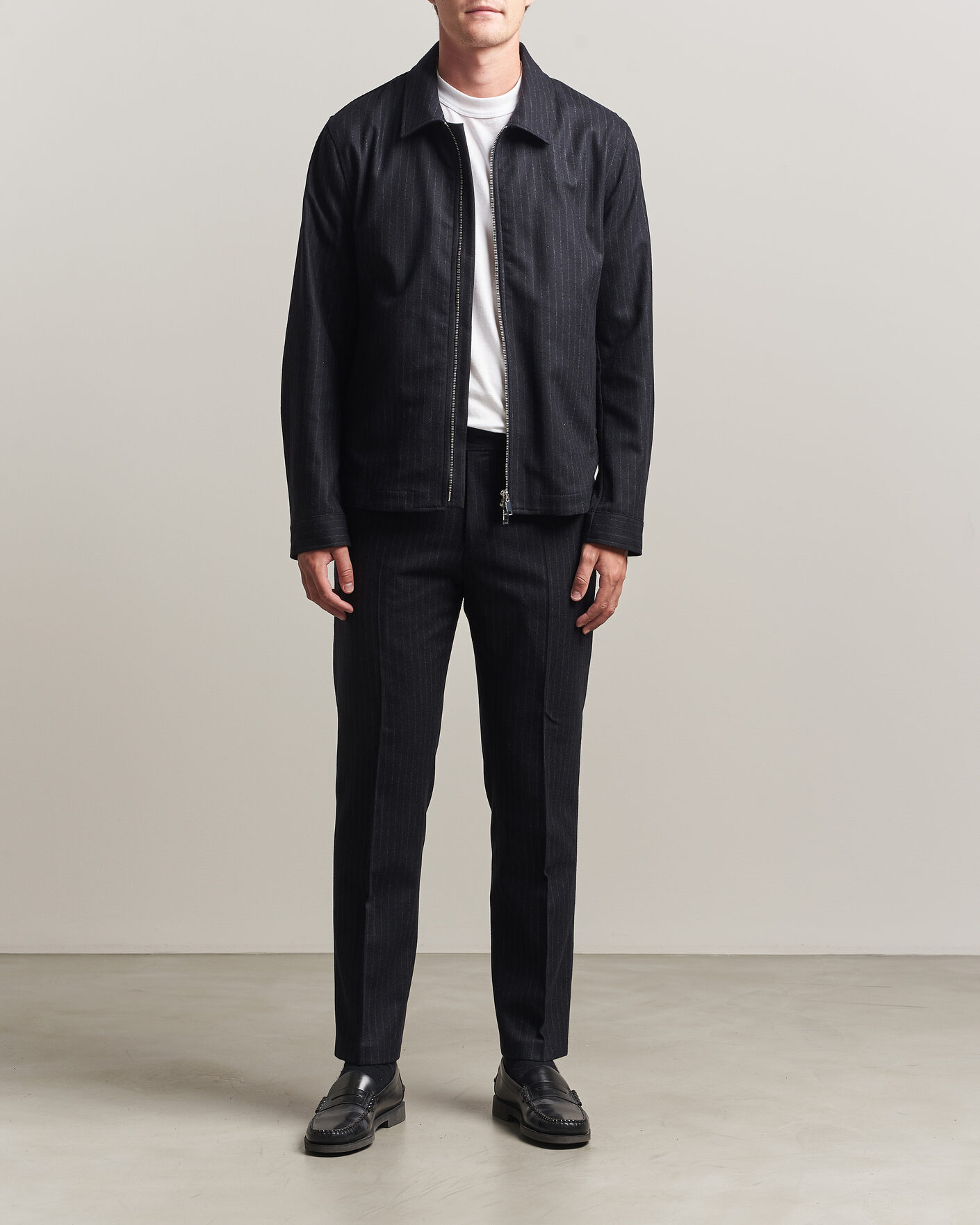 Uomini | Pantaloni | Tiger of Sweden | Tense Wool Pleated Pinstriped Trousers Blue Function