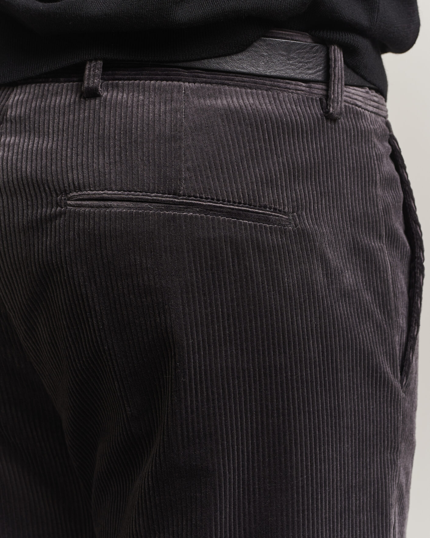 Uomini | Pantaloni | Tiger of Sweden | Tense Pleated Corduroy Trousers Phantom
