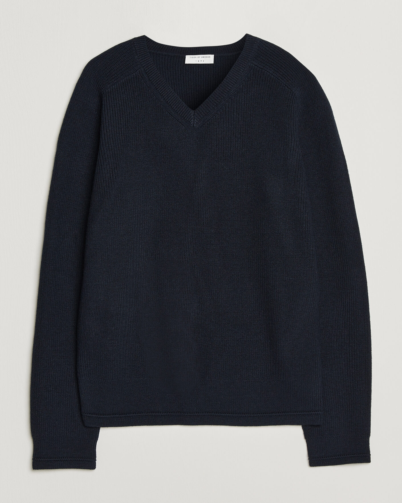 Uomini | Maglieria | Tiger of Sweden | Logan Wool Knitted V-Neck Night Grape