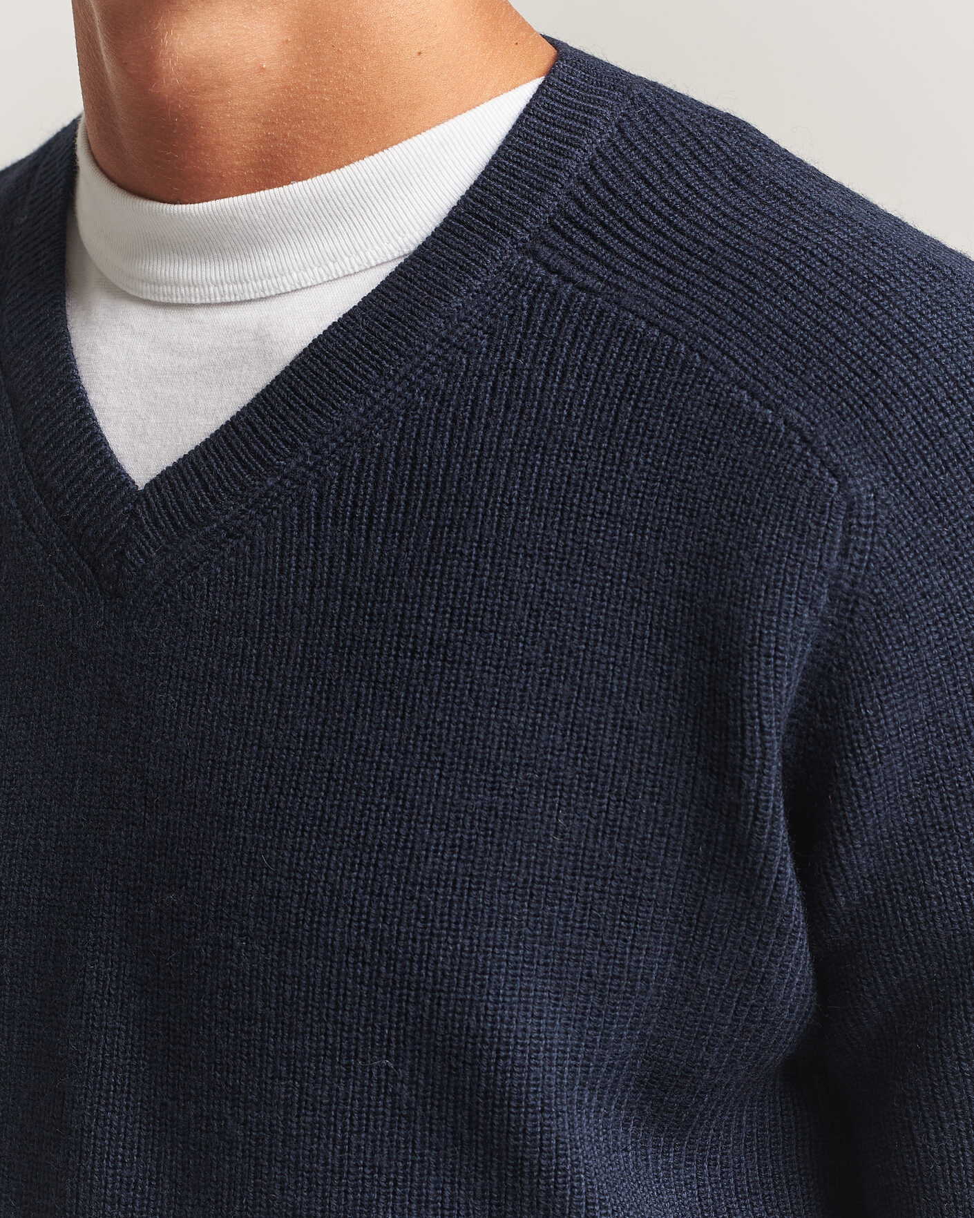 Uomini | Maglieria | Tiger of Sweden | Logan Wool Knitted V-Neck Night Grape