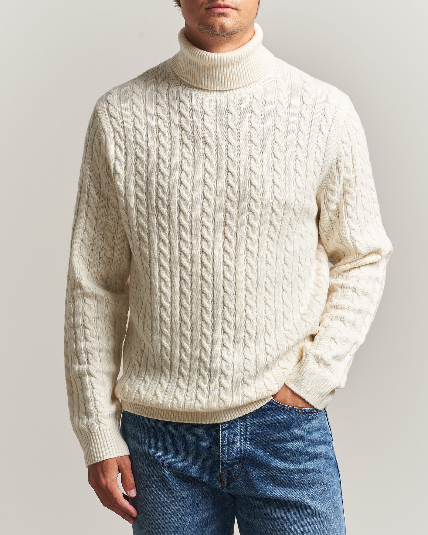 Uomini | Maglieria | Tiger of Sweden | Wilde Wool/Cashmere Cable Turtleneck Porcelain Cream