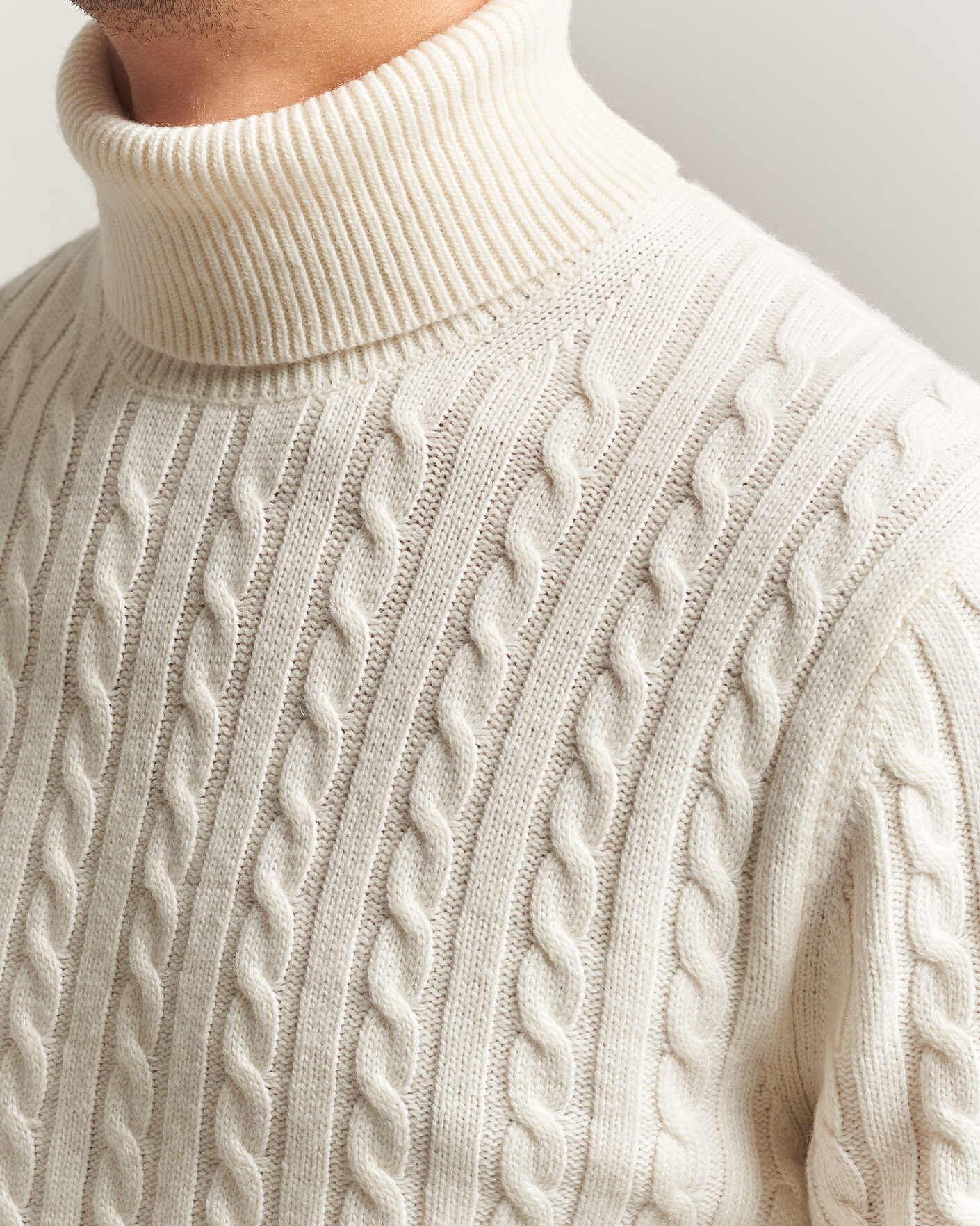 Uomini | Maglieria | Tiger of Sweden | Wilde Wool/Cashmere Cable Turtleneck Porcelain Cream