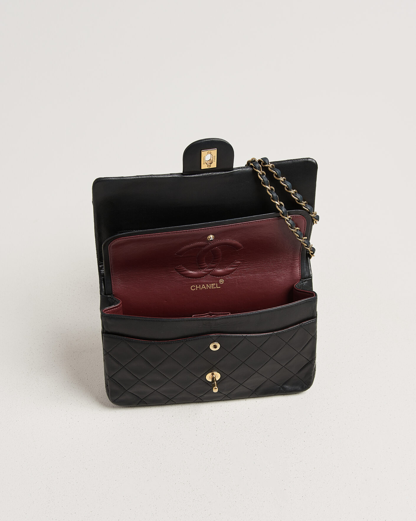 Uomini | Pre-Owned & Vintage Bags | Chanel Pre-Owned | Classic Medium Double Flap Bag Lambskin Black
