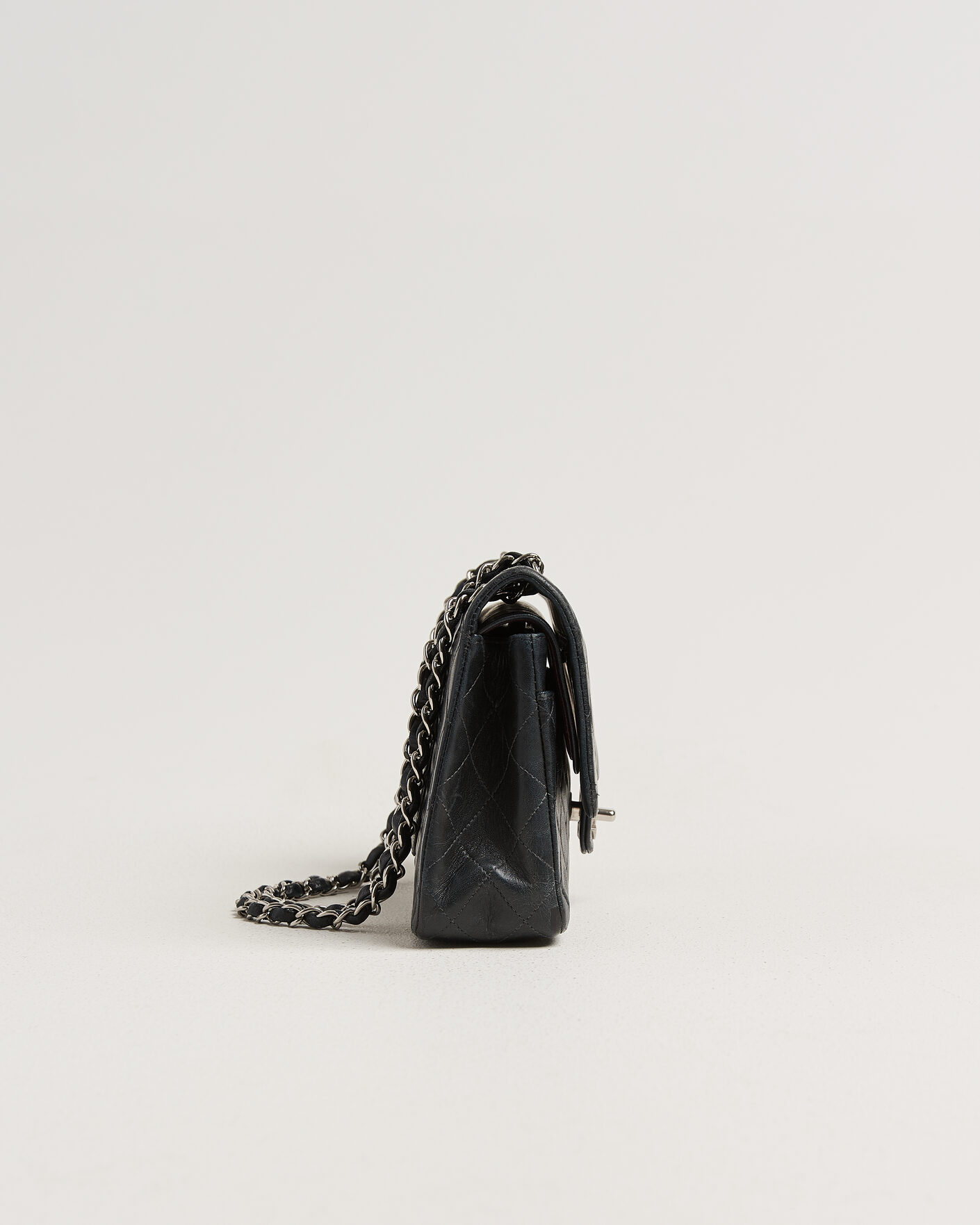 Uomini | Pre-Owned & Vintage Bags | Chanel Pre-Owned | Classic Medium Double Flap Bag Lambskin Black