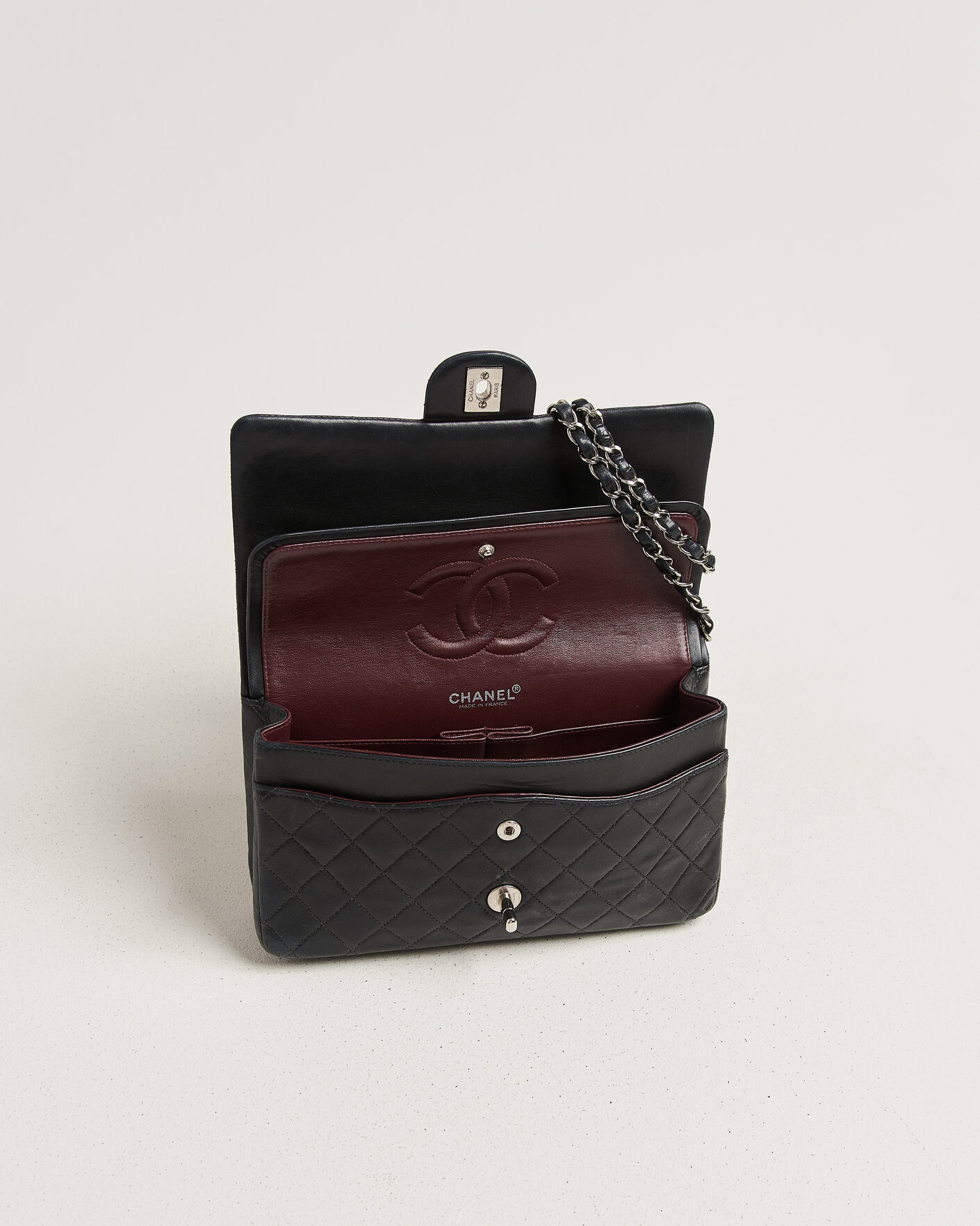 Uomini | Pre-Owned & Vintage Bags | Chanel Pre-Owned | Classic Medium Double Flap Bag Lambskin Black