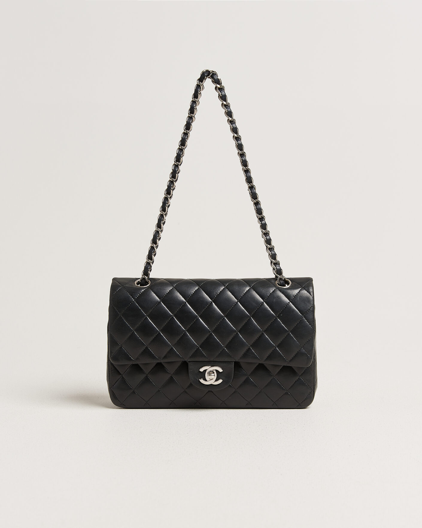 Uomini | Pre-Owned & Vintage Bags | Chanel Pre-Owned | Classic Medium Double Flap Bag Lambskin Black