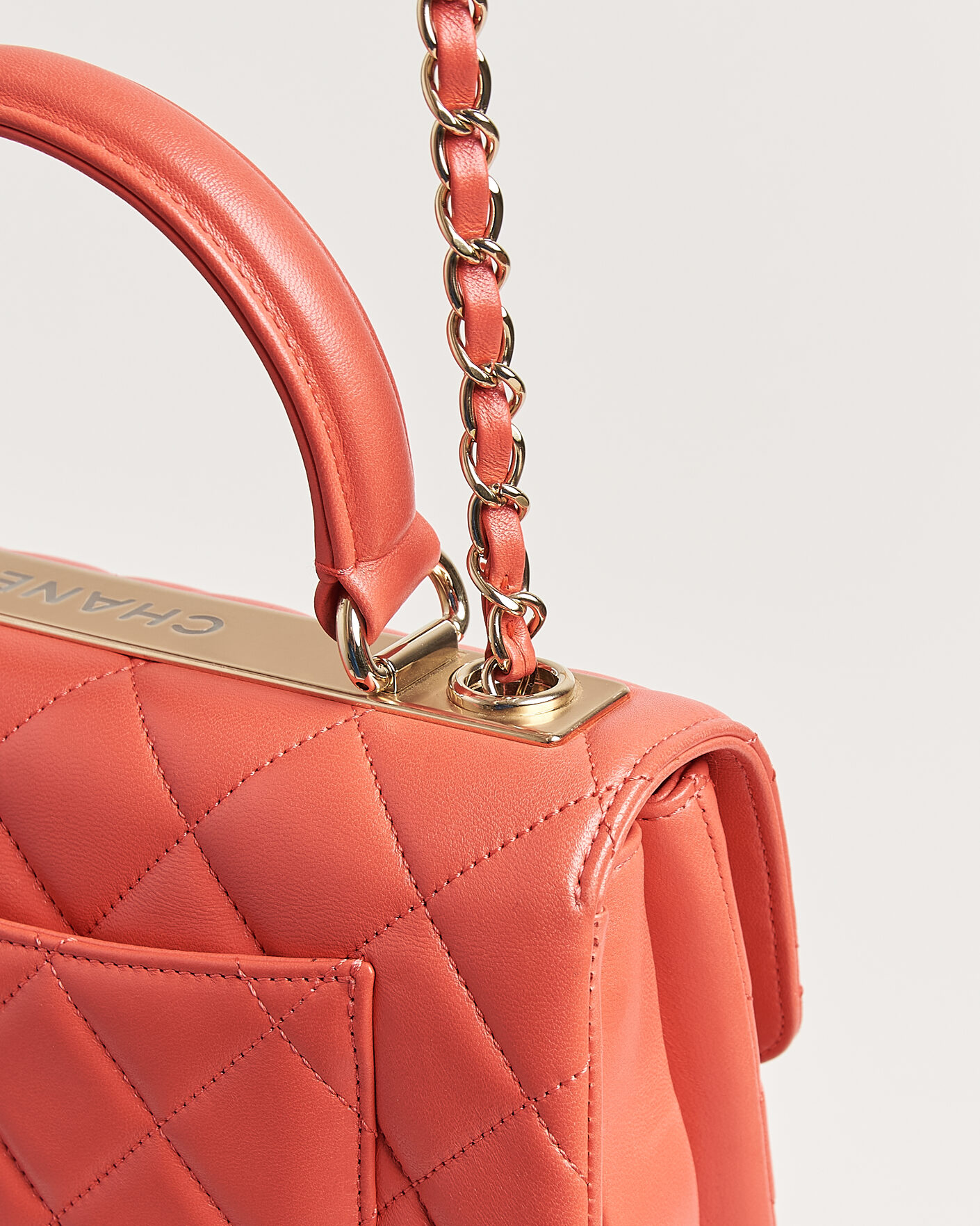 Uomini | Pre-Owned & Vintage Bags | Chanel Pre-Owned | Trendy CC Top Handle Bag Coral