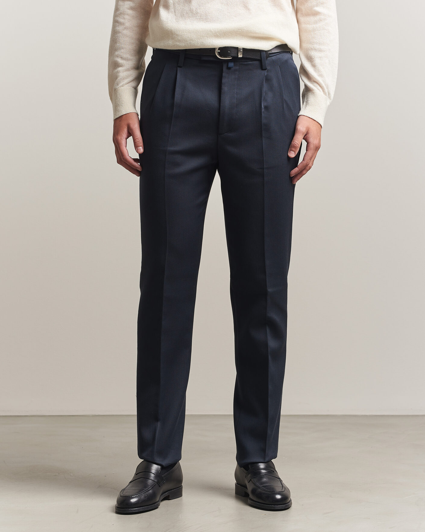 Uomini | Pantaloni | Jacob Cohën | Lucas Pleated Cotton Gabardine Trousers Navy