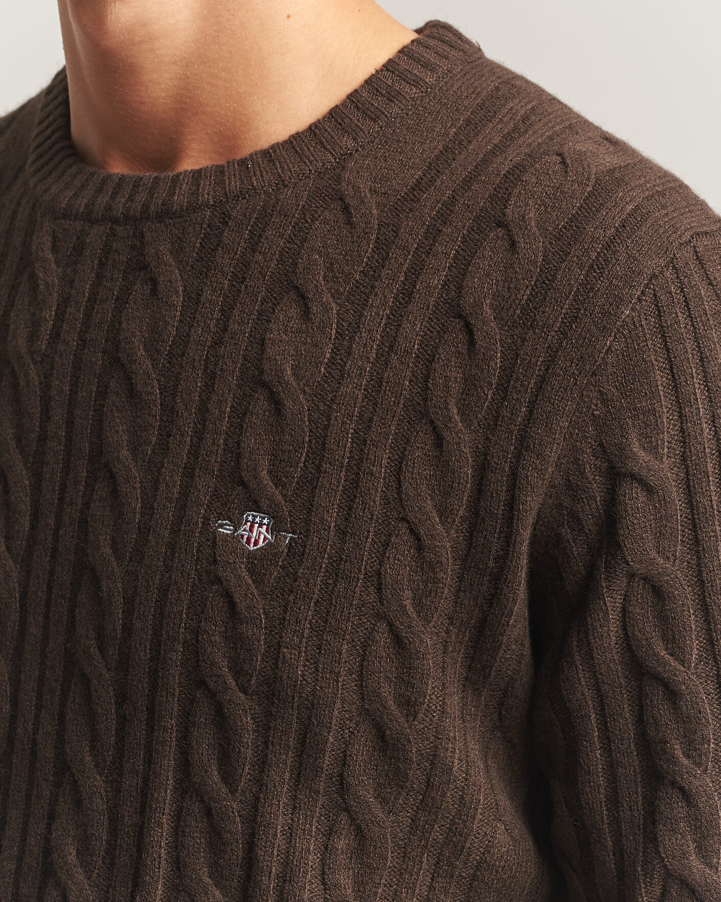 Uomini | Maglieria | Gant | Lambswool Cable Crew Neck Black Brown