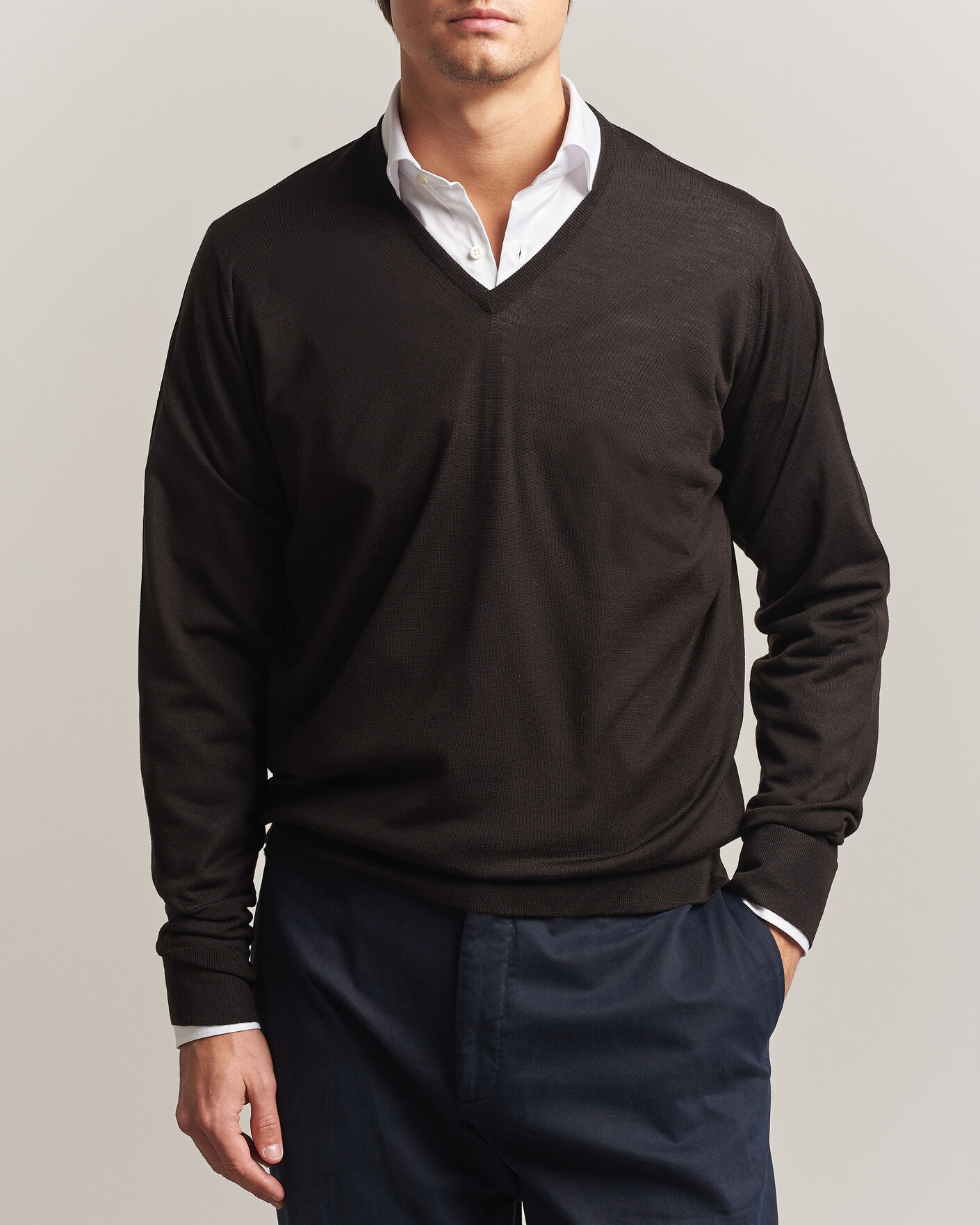 Uomini | Maglieria | John Smedley | Bobby Extra Fine Merino V-Neck Pullover Faulkner Brown