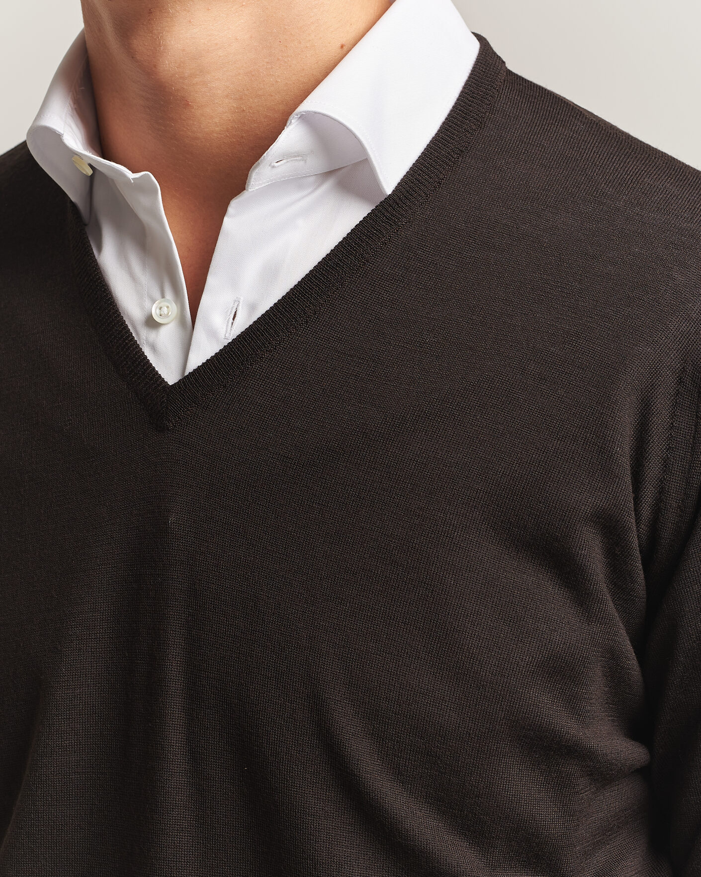 Uomini | Maglieria | John Smedley | Bobby Extra Fine Merino V-Neck Pullover Faulkner Brown