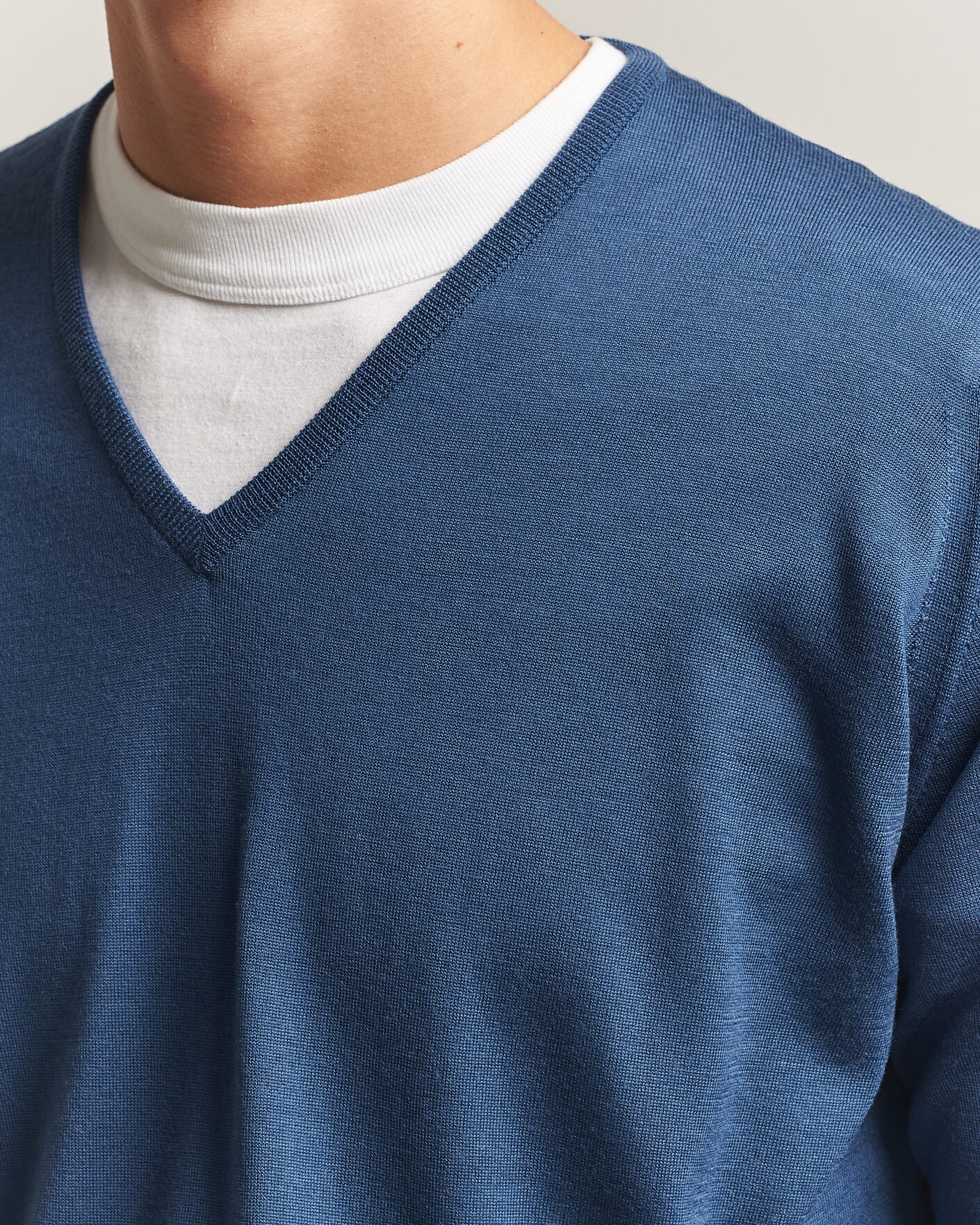 Uomini | Maglieria | John Smedley | Bobby Extra Fine Merino V-Neck Pullover Teal Firth